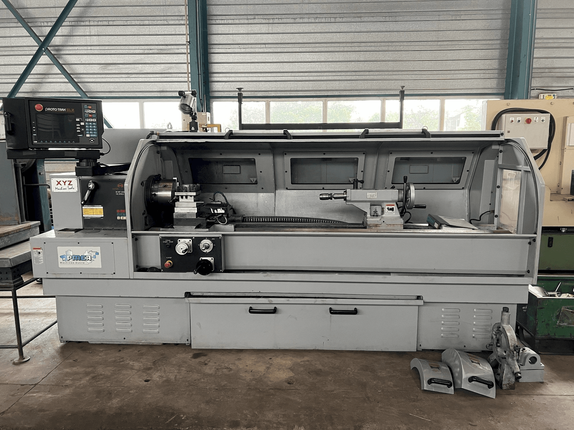 XYZ PROTURN SLX 425-2M-maskinen framifrån