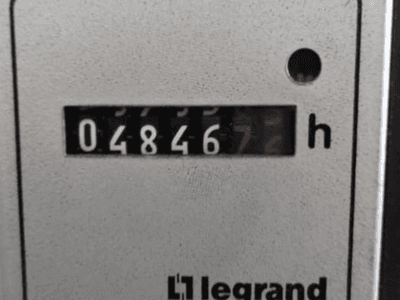 Legrand timmätare som visar 048467.6, framifrån med röd indikatorlampa och svarta siffror på en texturerad ljus bakgrund.