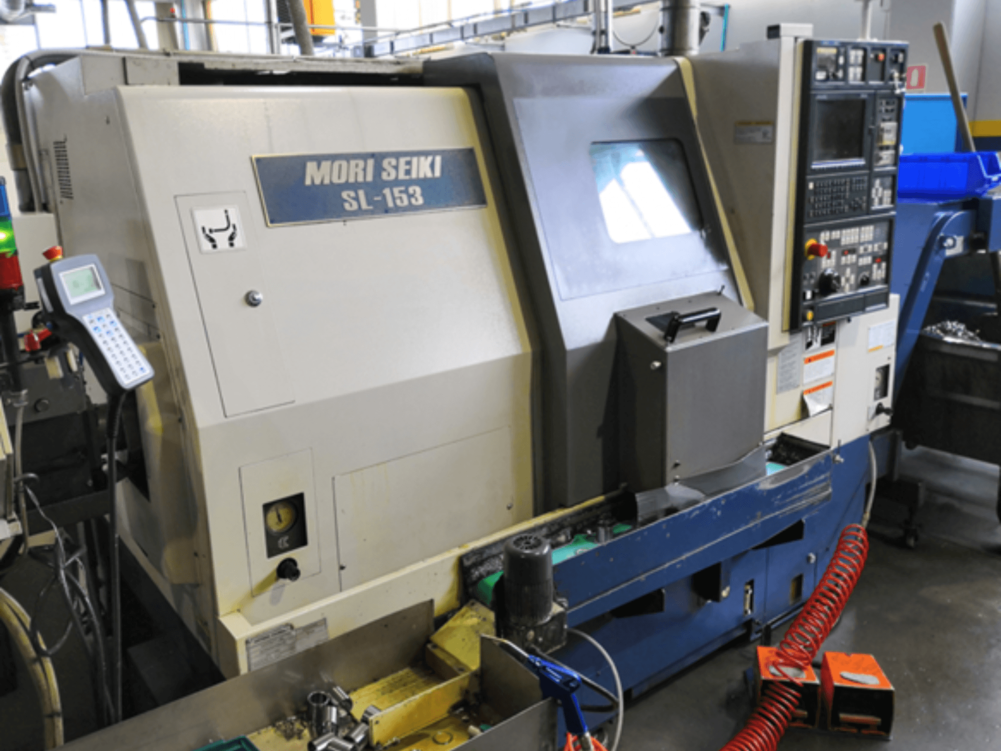 MORI SEIKI SL-153 SMC horisontell svarv, framifrån, med kontrollpanel och manöverfunktioner.