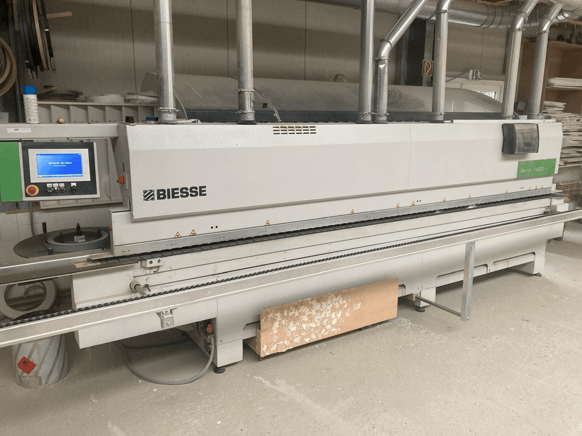 BIESSE AKRON 1440-maskinen framifrån