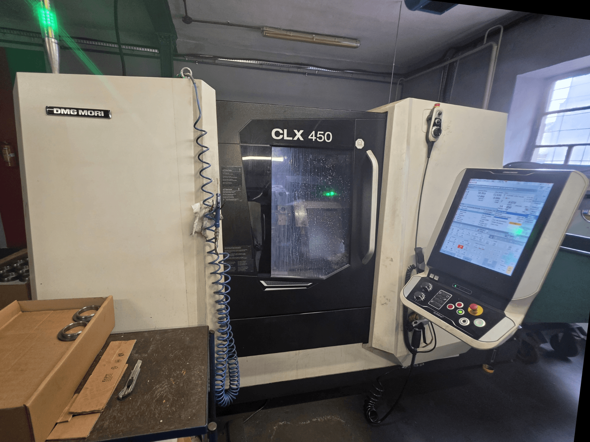 DMG MORI CLX 450 V3 horisontell svarv, framifrån sett, med kontrollpanel, kylsystem och arbetsområde.