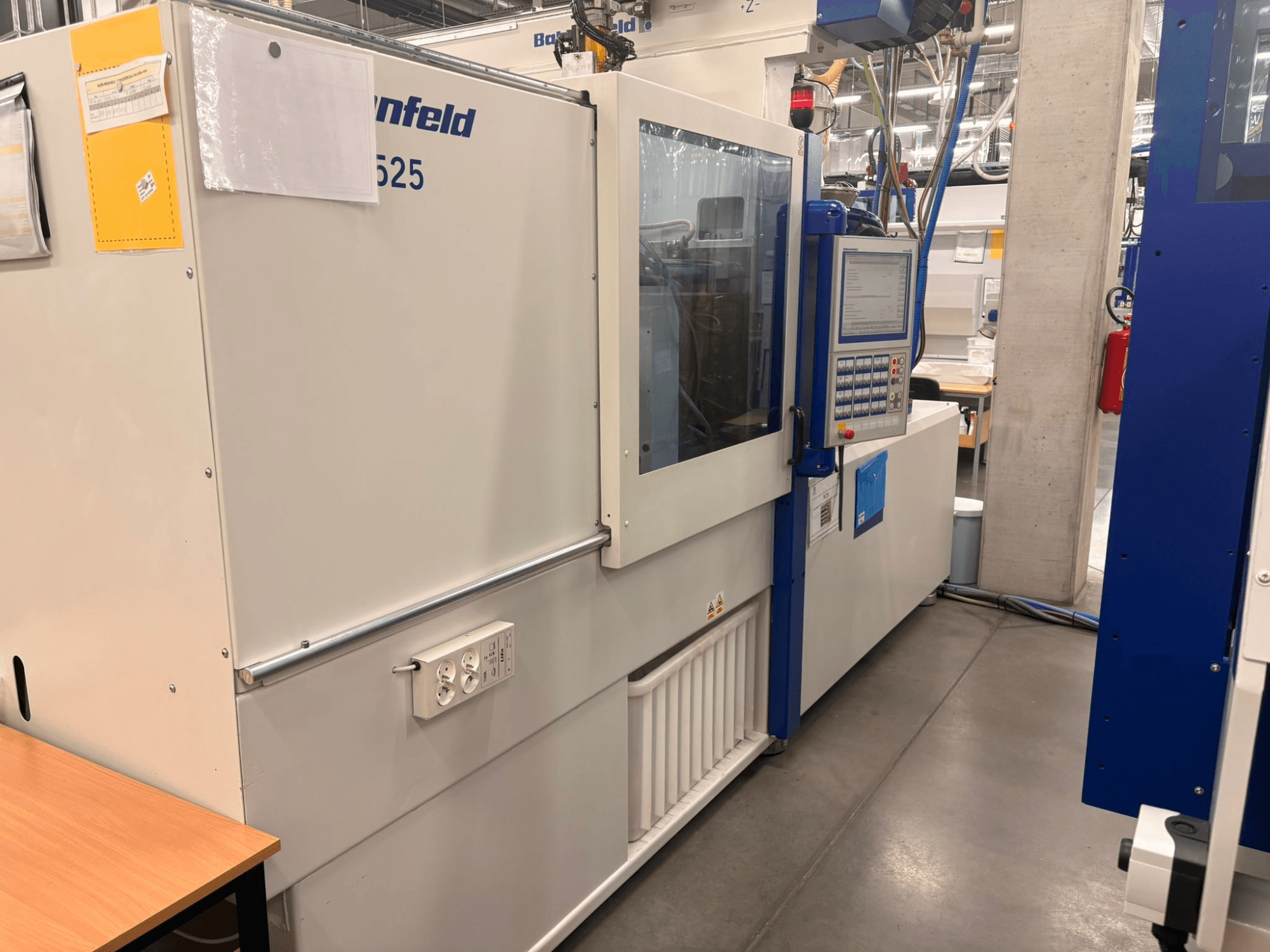 Maskiner från Arburg, modell 620S, frontvy som visar kontrollpanelen och kraftportarna i en fabriksmiljö.