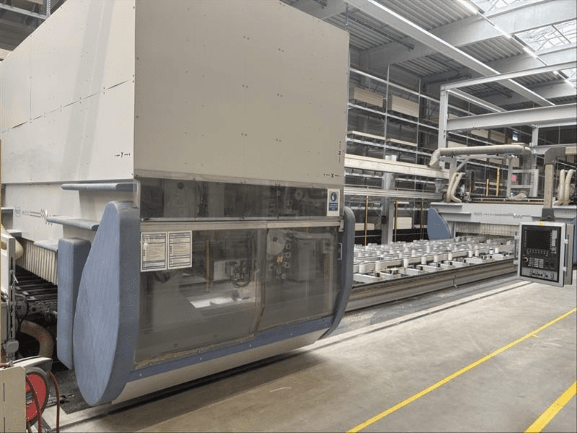 CNC-bearbetningscenter MAKA PM 270 X, frontvy som visar kontrollpanel och maskindetaljer i fabriksmiljö.