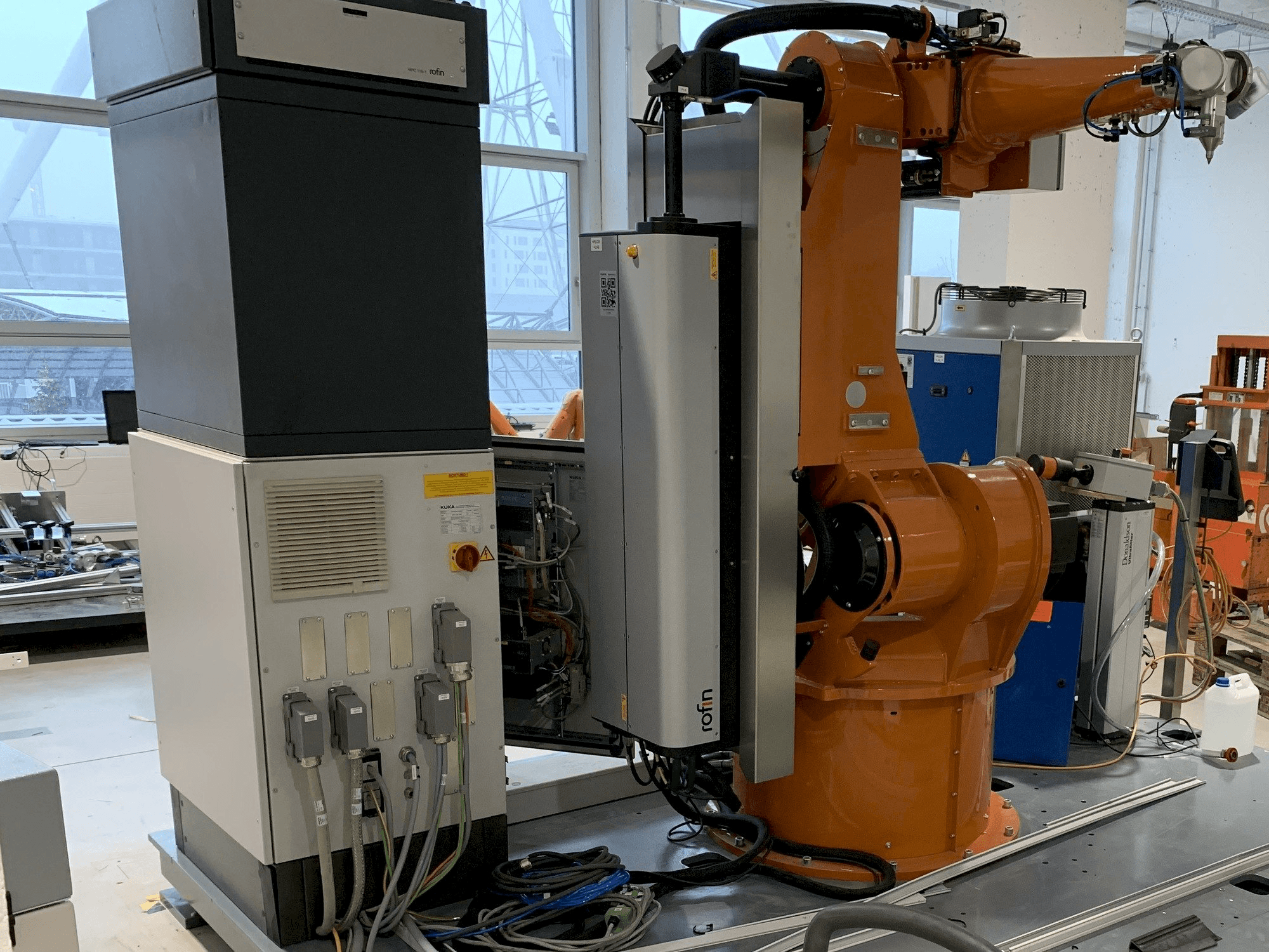 Reis Robotics Laserroboter RV6L-maskinen framifrån