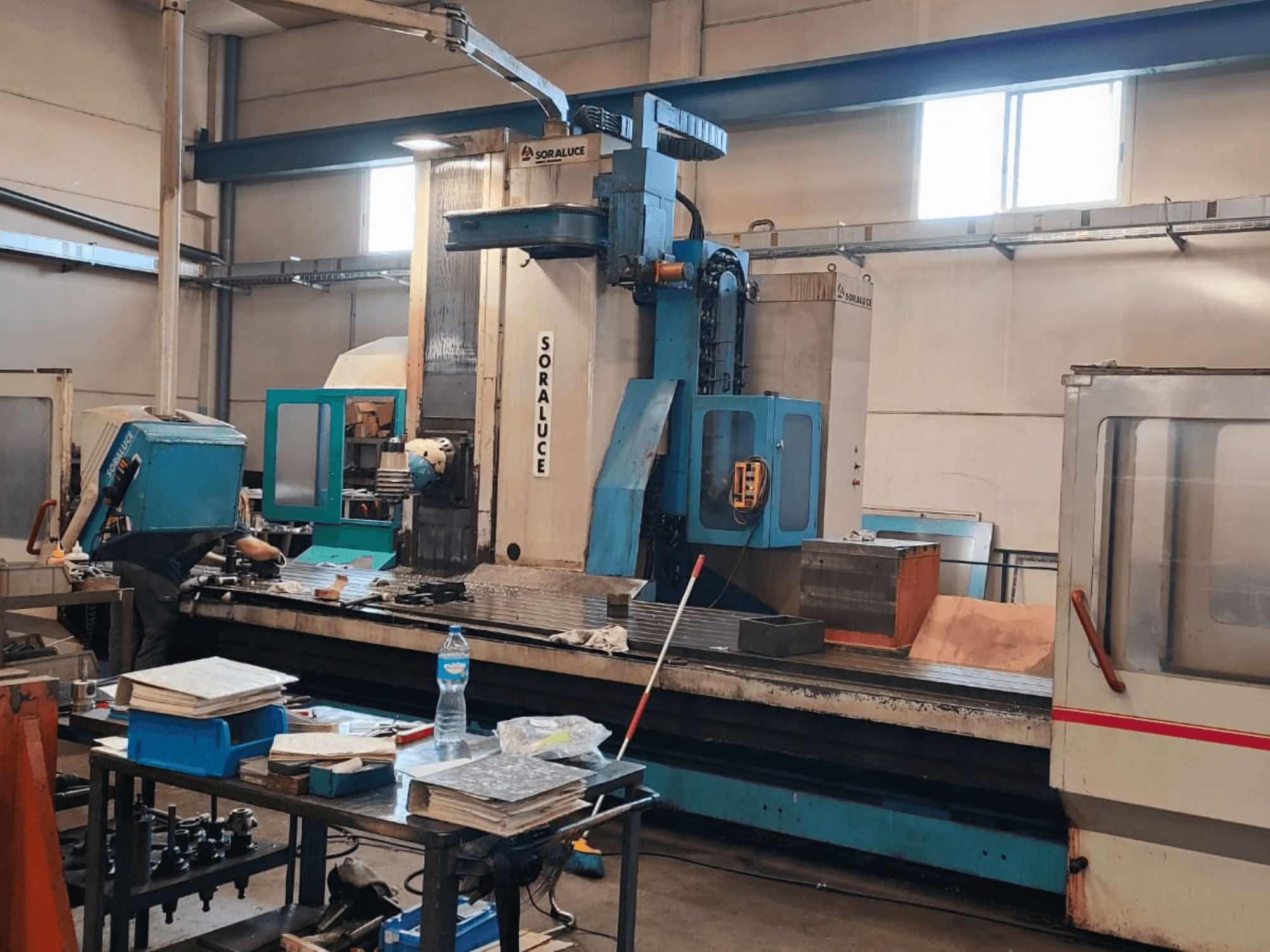 Framifrånbild av Soraluce SP 8000 Universal Machining Centre i en verkstadsmiljö, där bearbetningsområdet och manöverpanelerna syns tydligt.