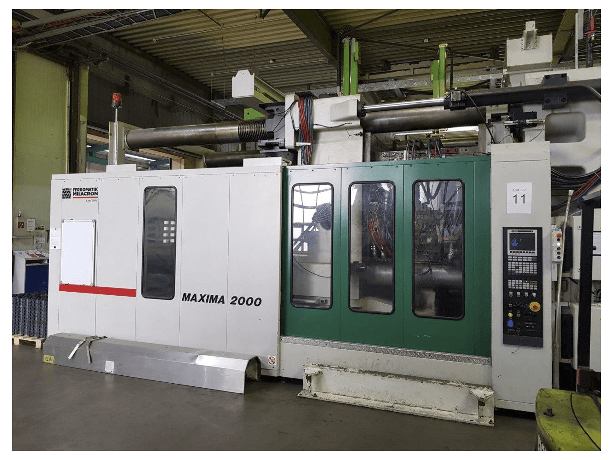 1 FERROMATIK MILACRON-maskinen sedd från högerMM 2000