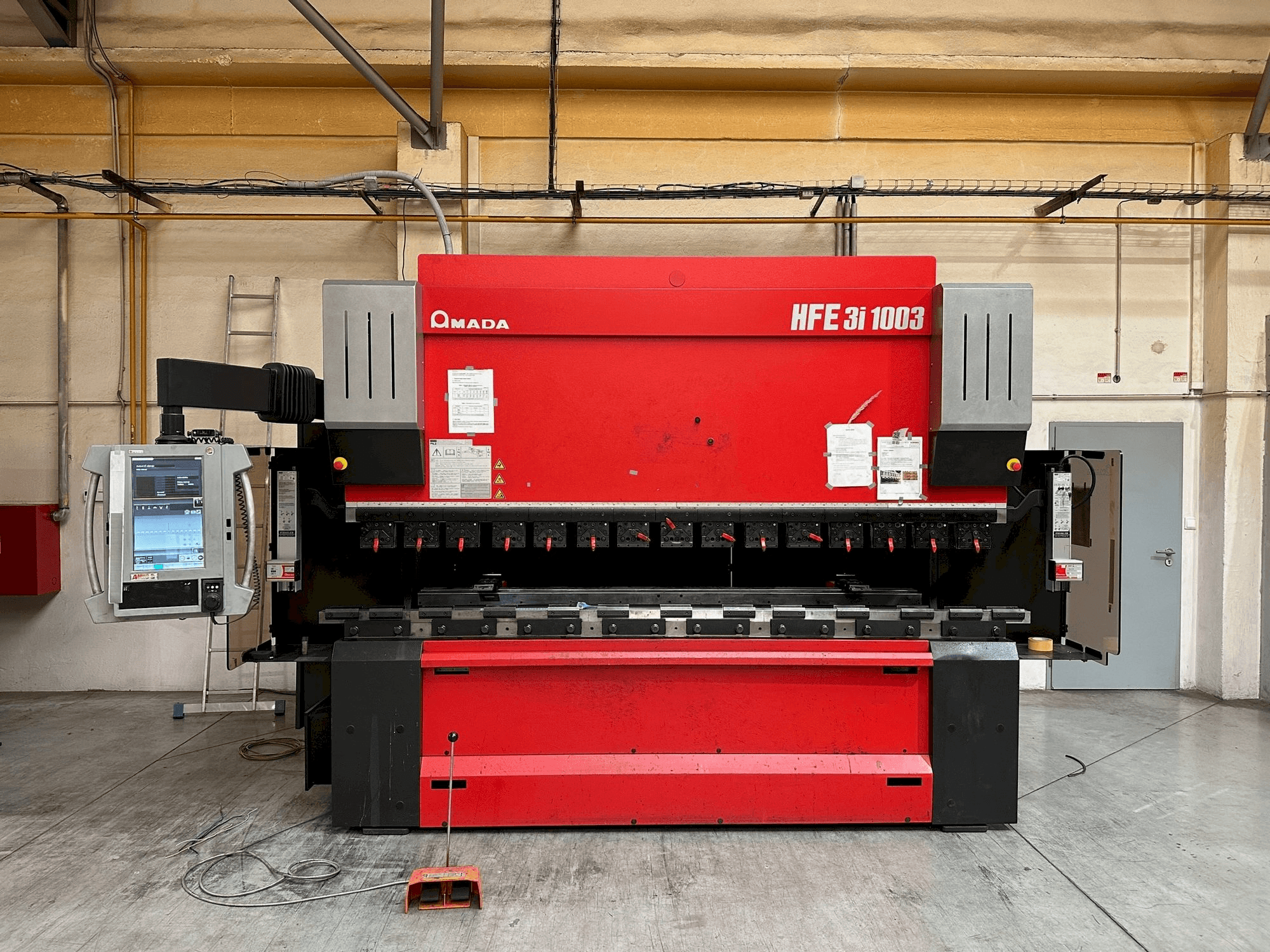 AMADA HFE 3i 1003-maskinen framifrån