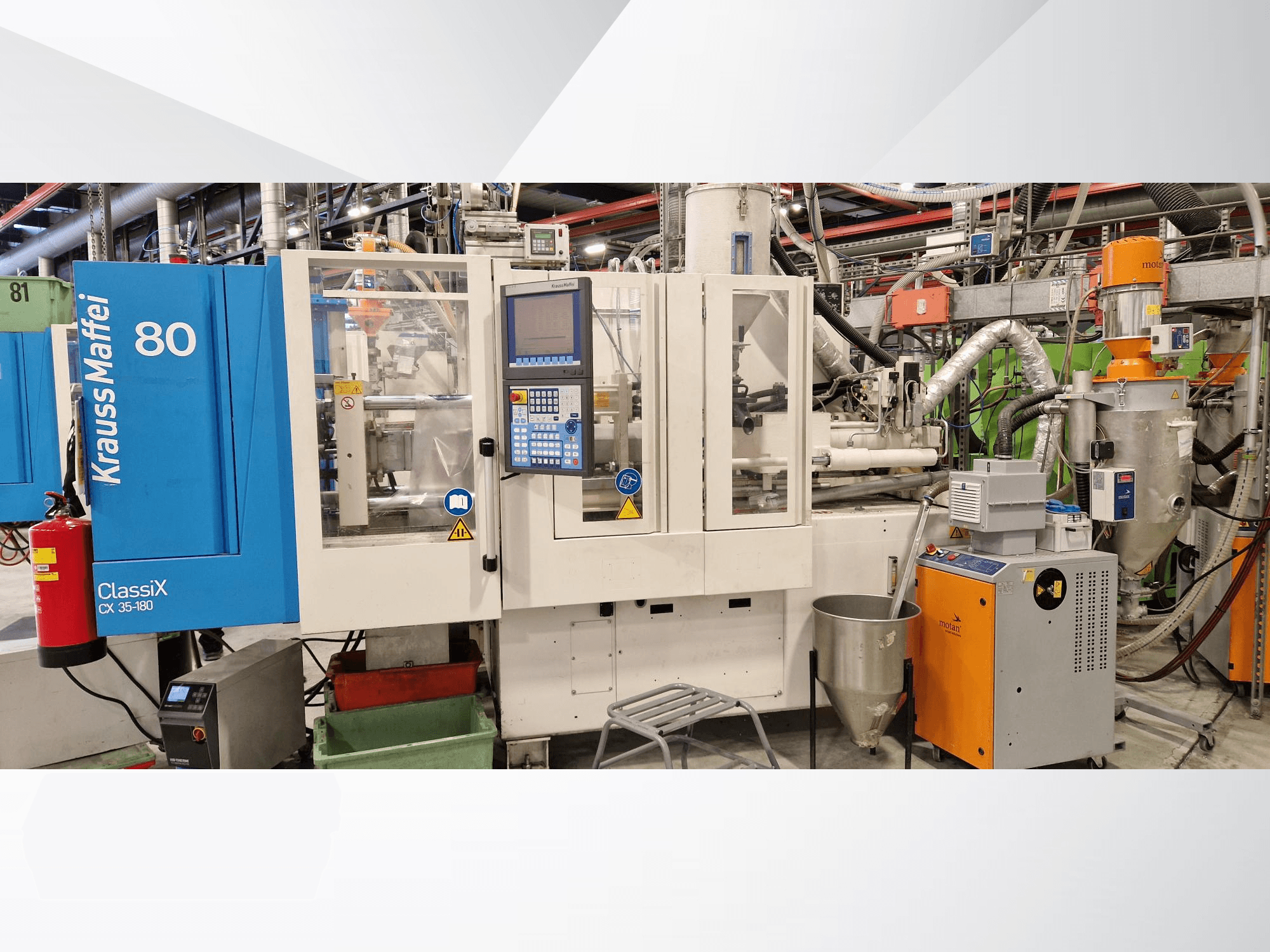 Hydraulisk formsprutningsmaskin av typen Krauss Maffei ClassiX CX 35-180, sidovy, med kontrollpanel och materialbehållare.