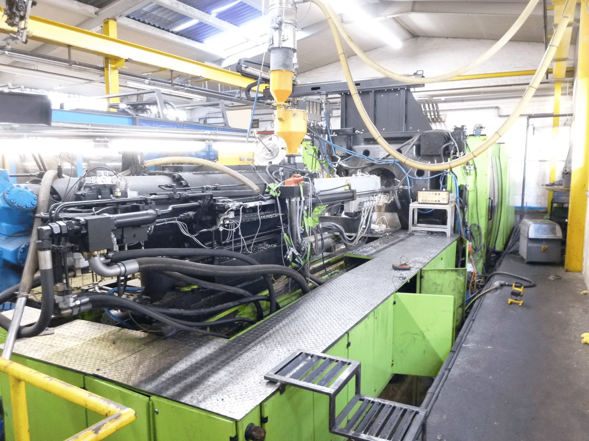 ENGEL ES 10000/1300 DK-maskinen sedd från vänster sida