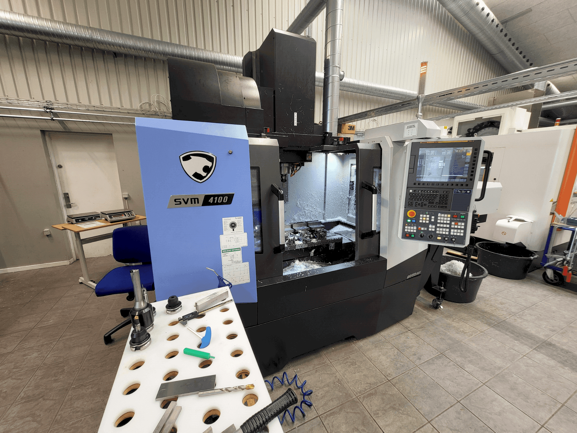DOOSAN SVM4100-maskinen framifrån