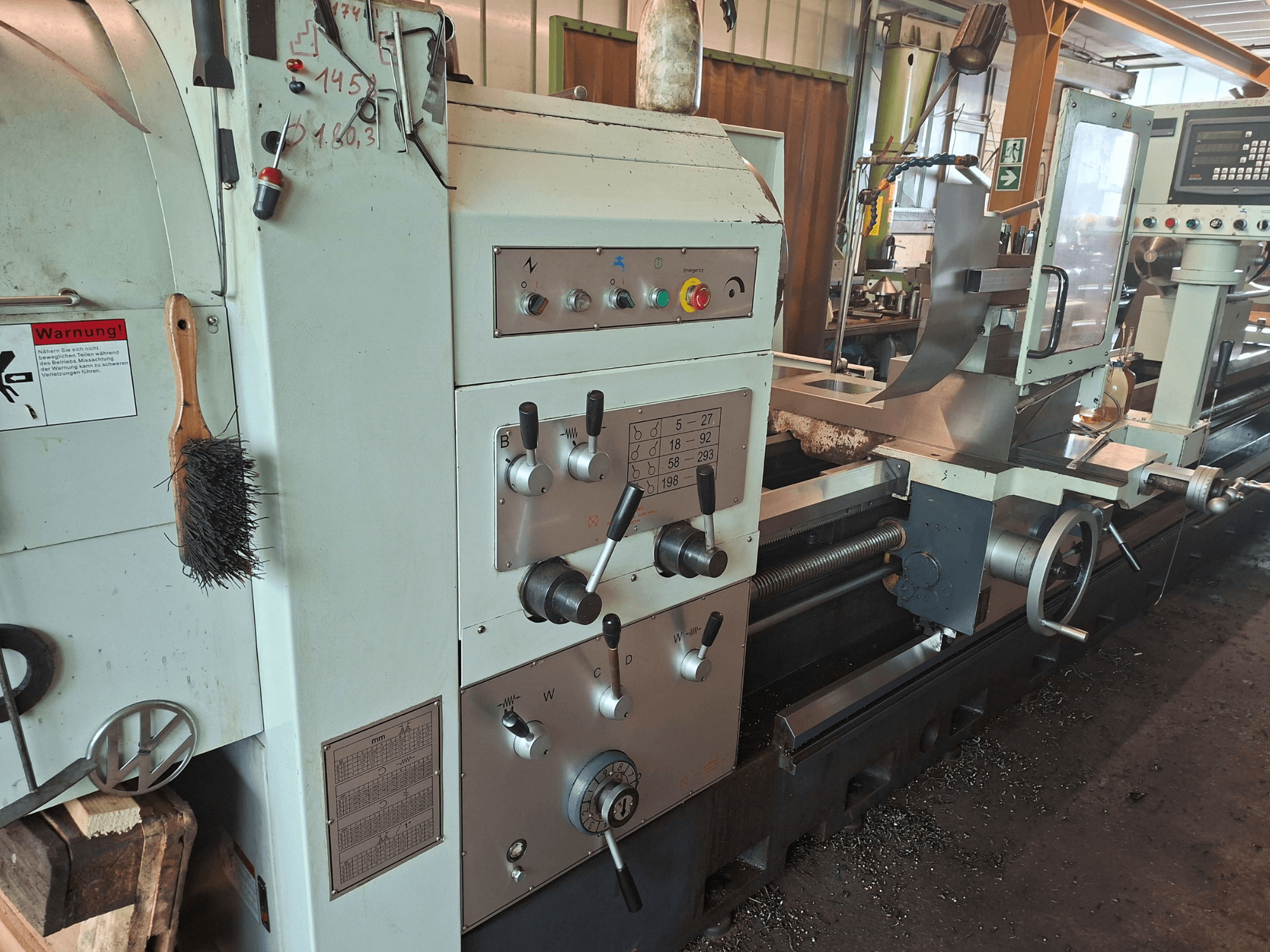 Horisontell svarv BV-40160 från Other, framifrån med kontrollpanelen, borsten och området för metallarbetsstycken.
