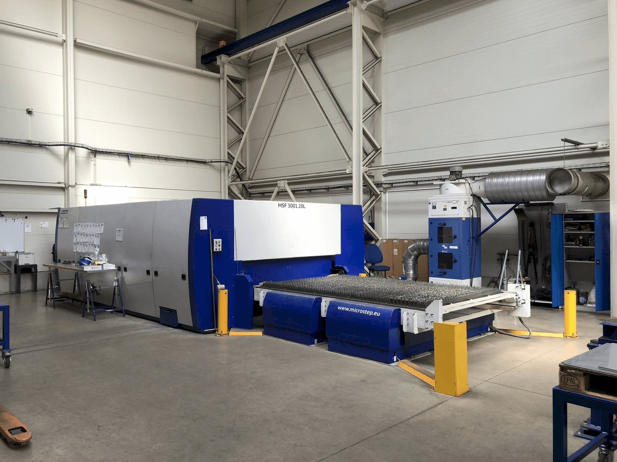 MicroStep MSF 3001.20L-maskinen sedd från vänster sida