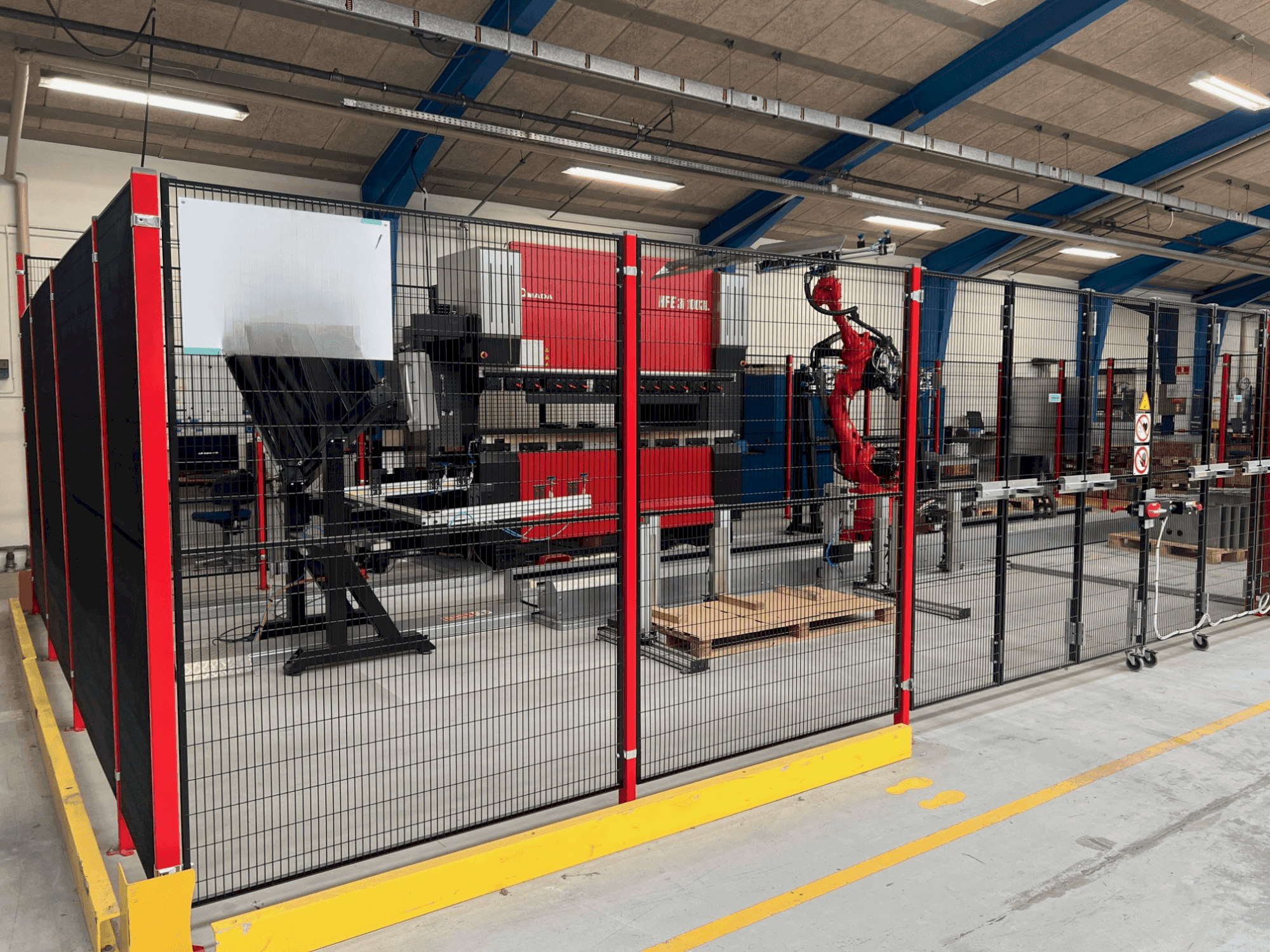 AMADA HFE3i 1003 8 axes L-maskinen framifrån