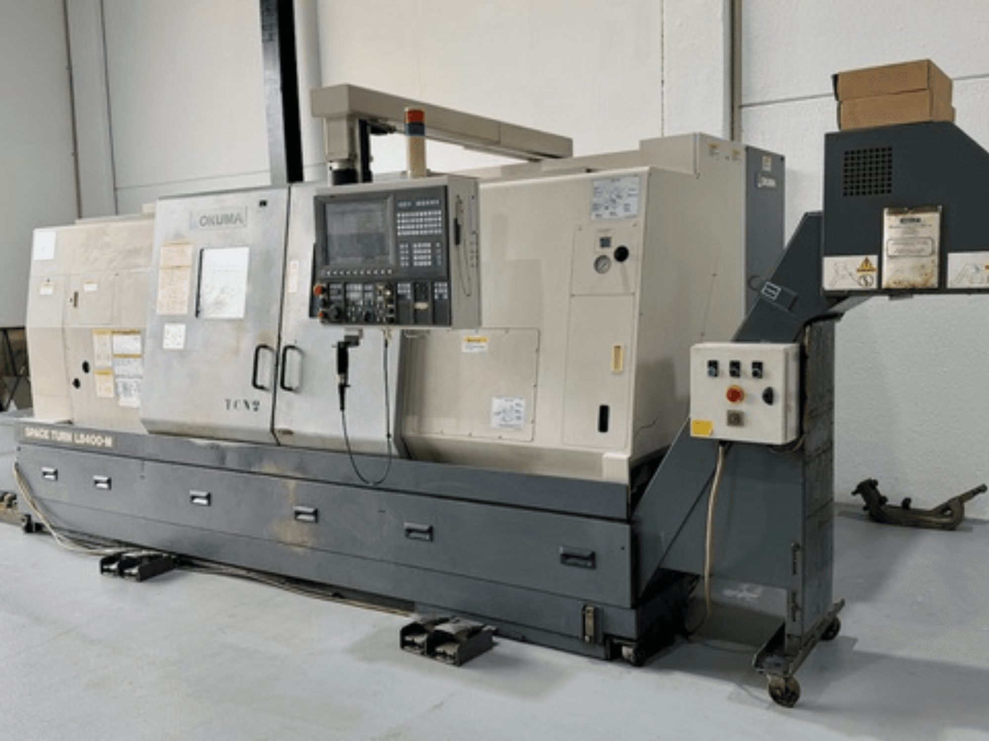 Okuma Space Turn LB400-M svarv, framifrån med kontrollpanel, med flera omkopplare och detaljerade specifikationer.