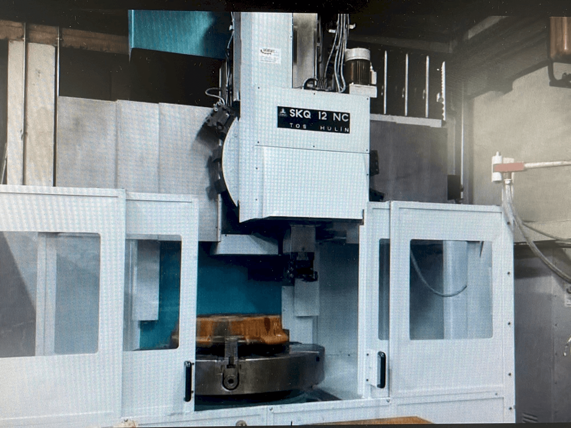 TOS SKQ 12 NC-maskinen framifrån
