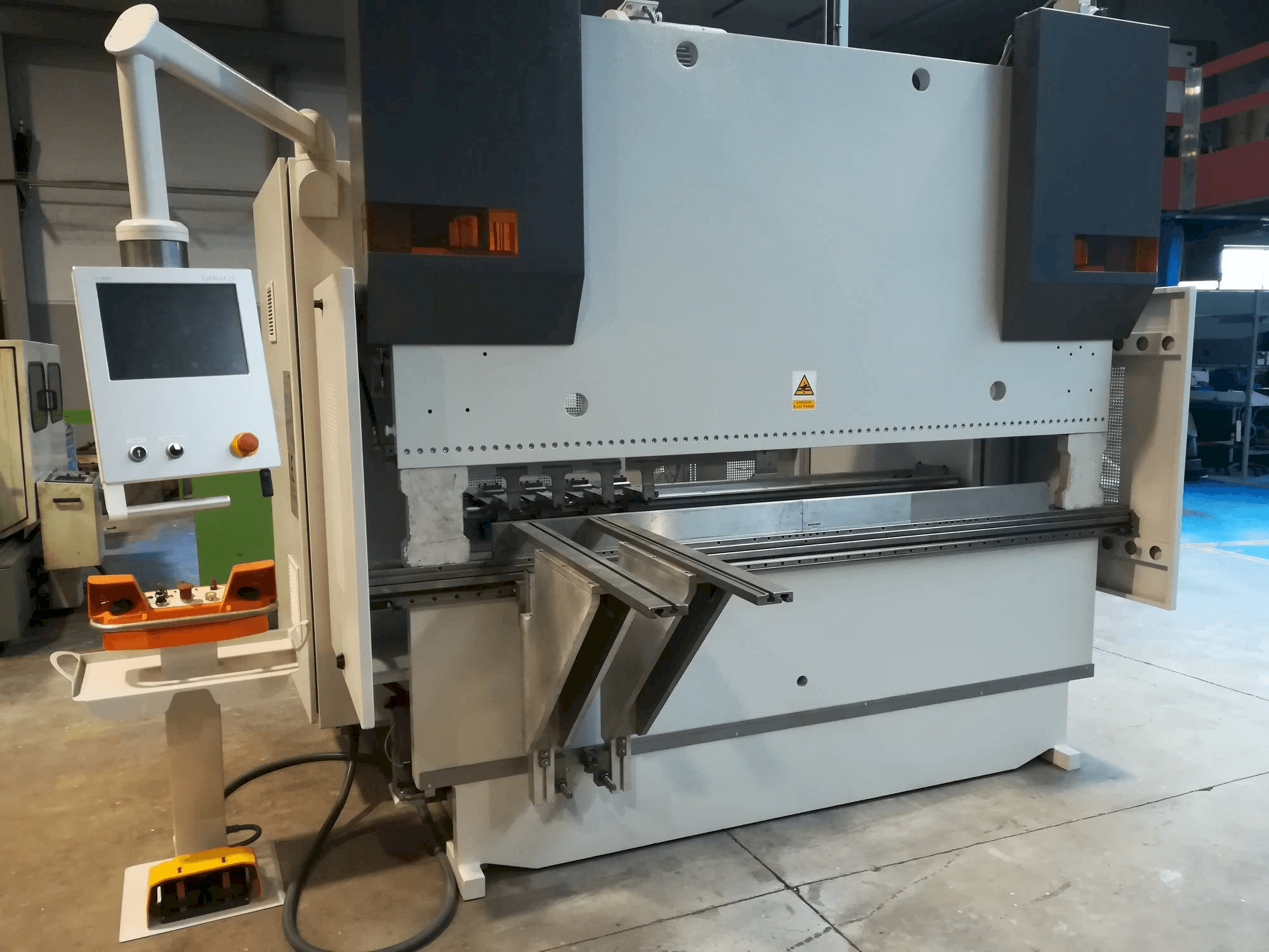 LVD LVD PPEB 80/25 CAD-CNC-maskinen framifrån