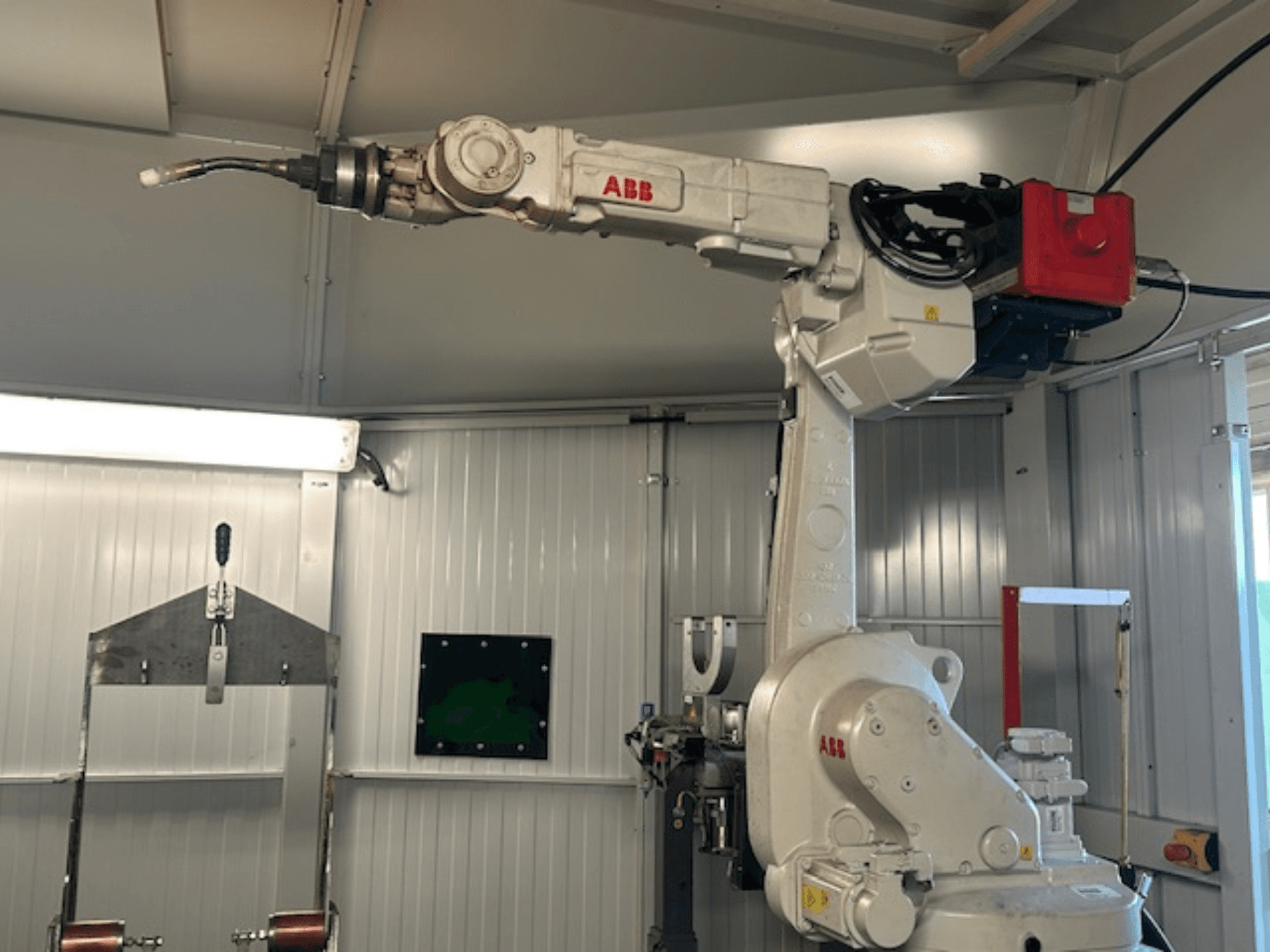 ABB Schweißroboter Flex Arc - sidovy av robotarm med svetsverktyg, som visar detaljer som kontrollpanel och kablar.