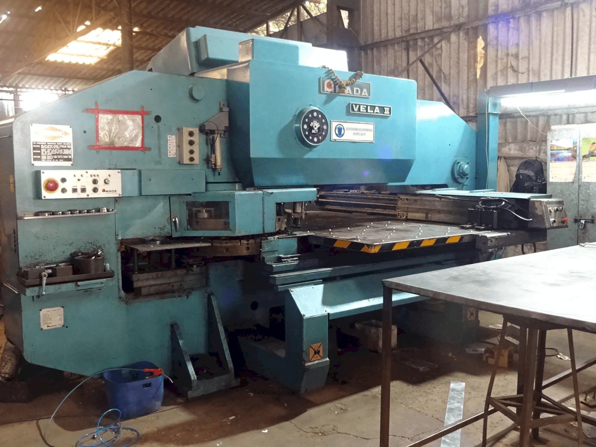 AMADA-maskinen sedd från vänsterVELA II 355