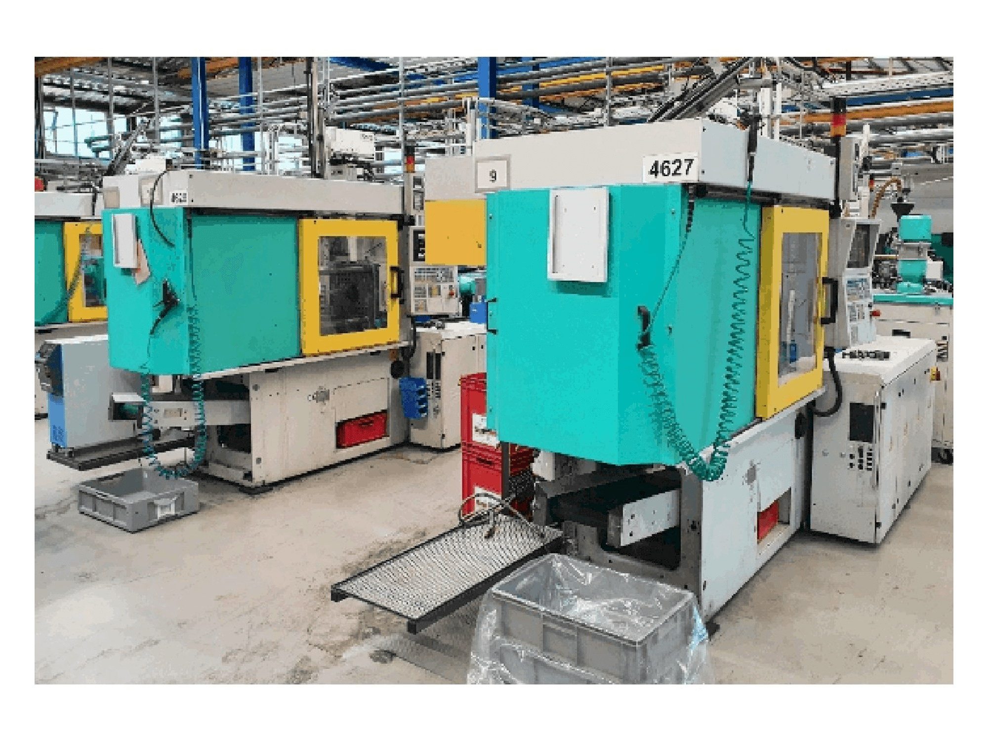 Arburg 320 C 600-250-maskinen sedd från vänster sida