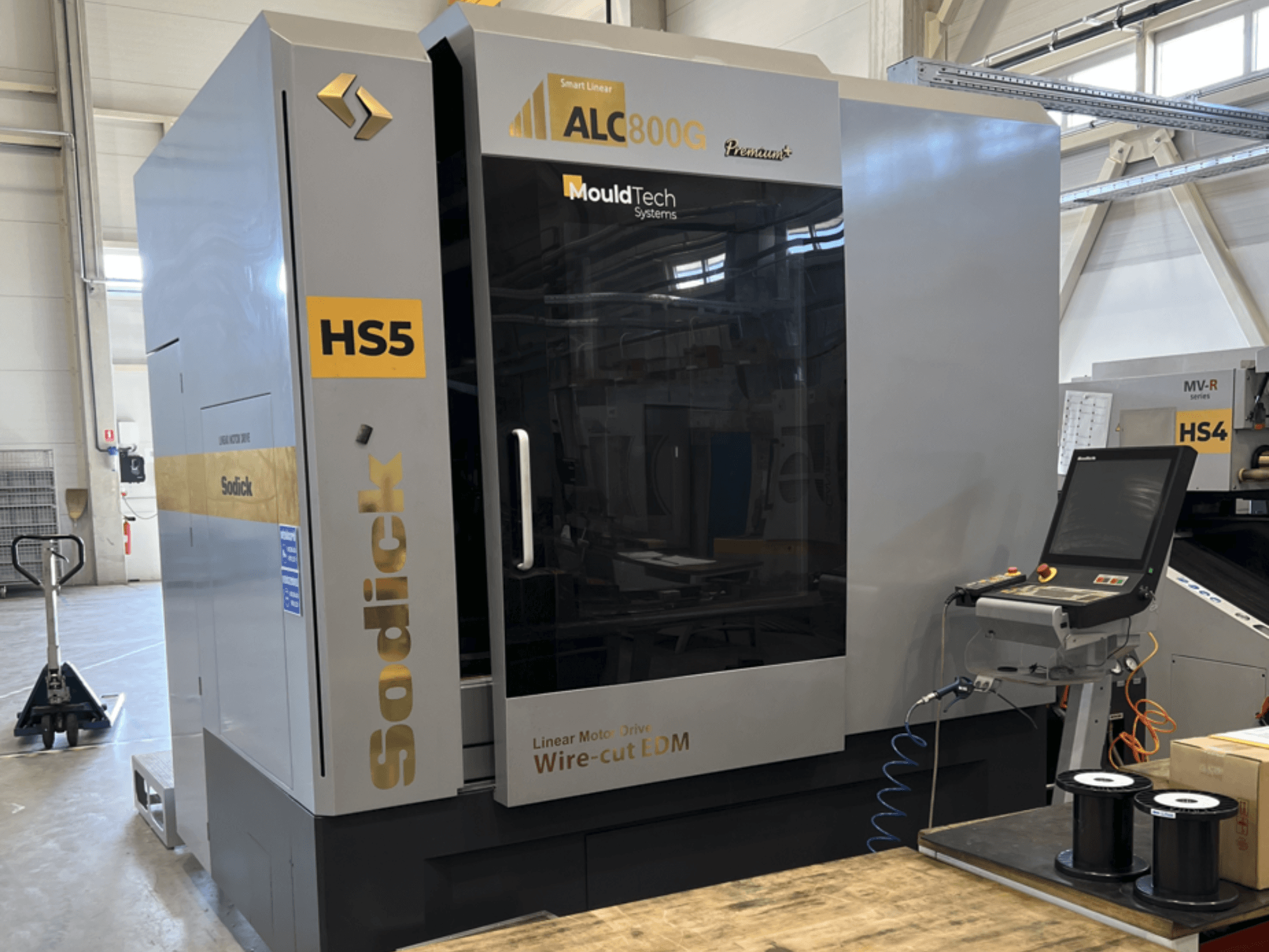 Sodick ALC800G Premium Wire EDM Machine, framifrån, visar kontrollpanelen och invecklade designdetaljer.