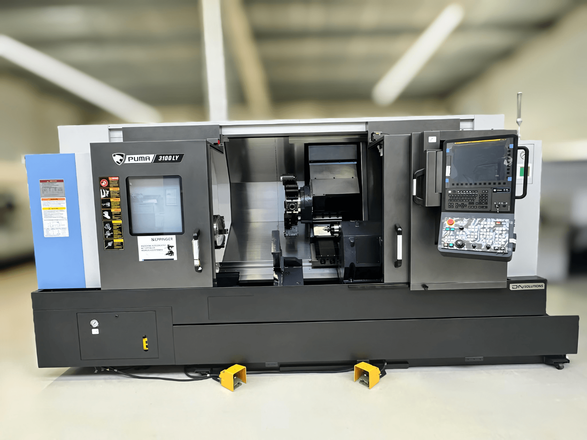 DN SOLUTIONS Puma 3100 LY svarv- och fräscenter framifrån med kontrollpanel, spindel och driftsfunktioner.