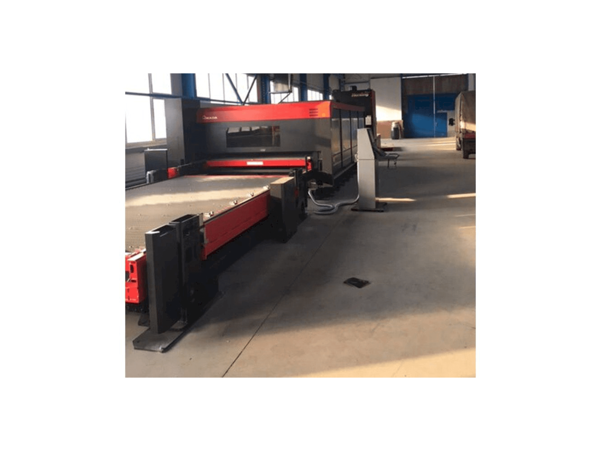 AMADA FO-4222 M2 NT-maskinen framifrån