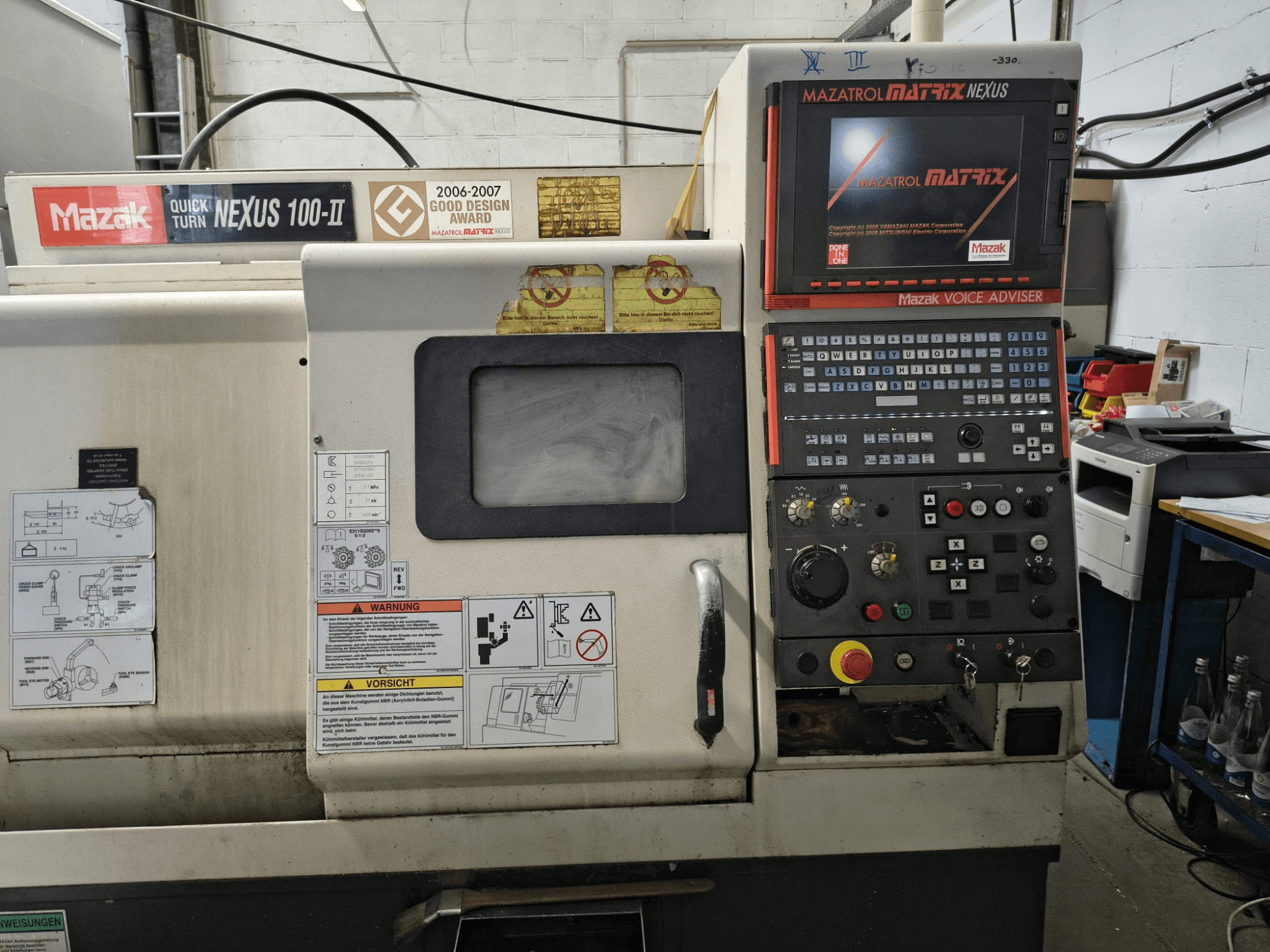 Mazak Quick Turn Nexus 100-II, horisontell svarv, framifrån, med kontrollpanel och display som visar tekniska uppgifter.