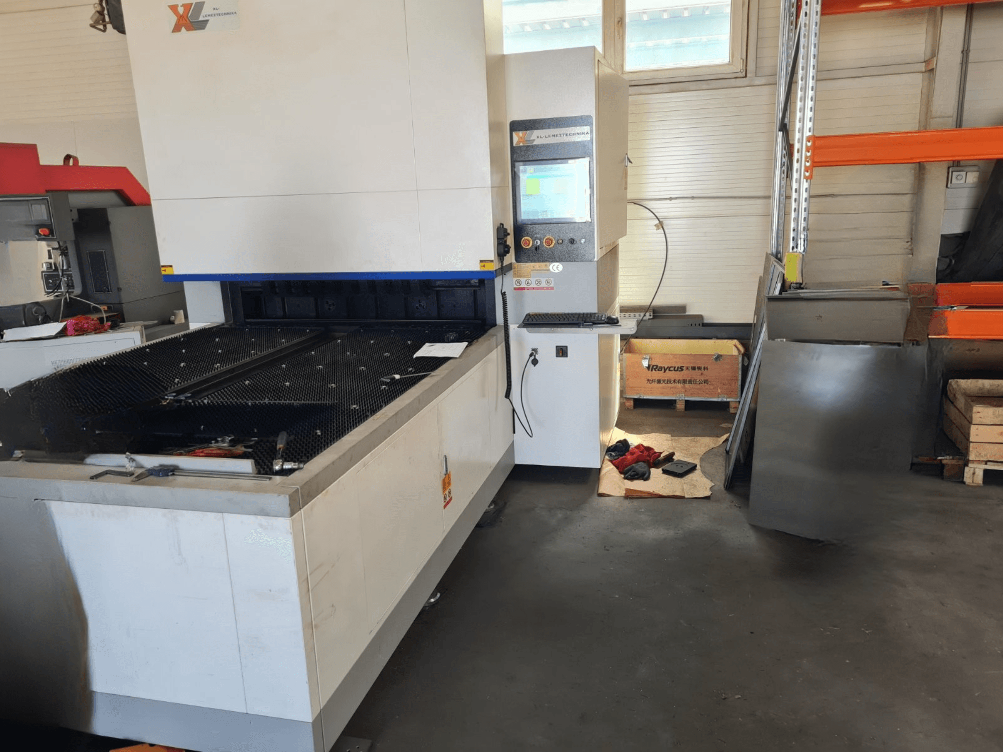GWEIKE GKS-BC0315 kantpress i en verkstad, framifrån sett med kontrollpanelen och arbetsytan samt verktyg i närheten.