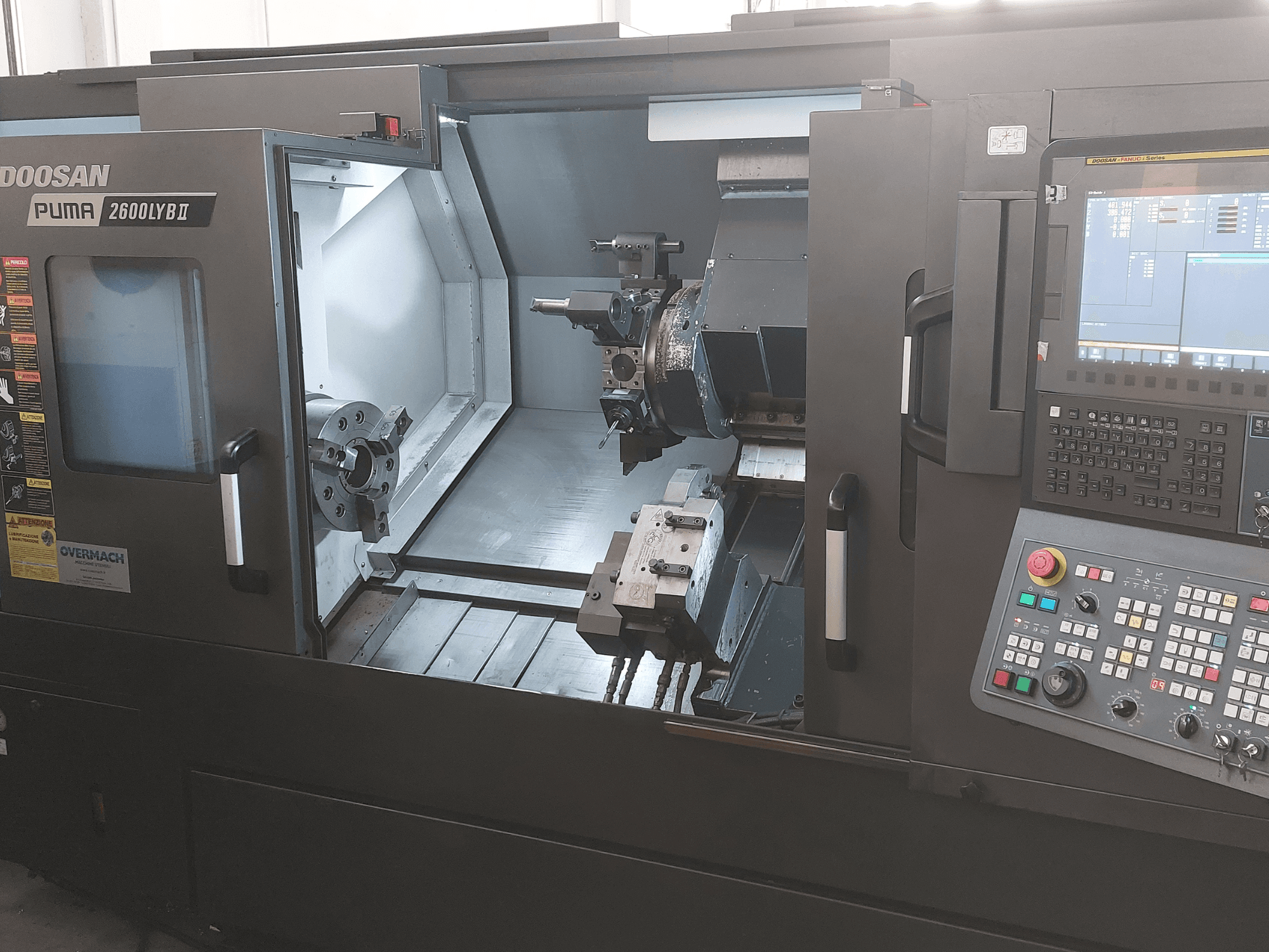 DOOSAN Puma 2600 LYB II horisontell svarv framifrån, visar interiör med chuck, verktygshållare och kontrollpanel.
