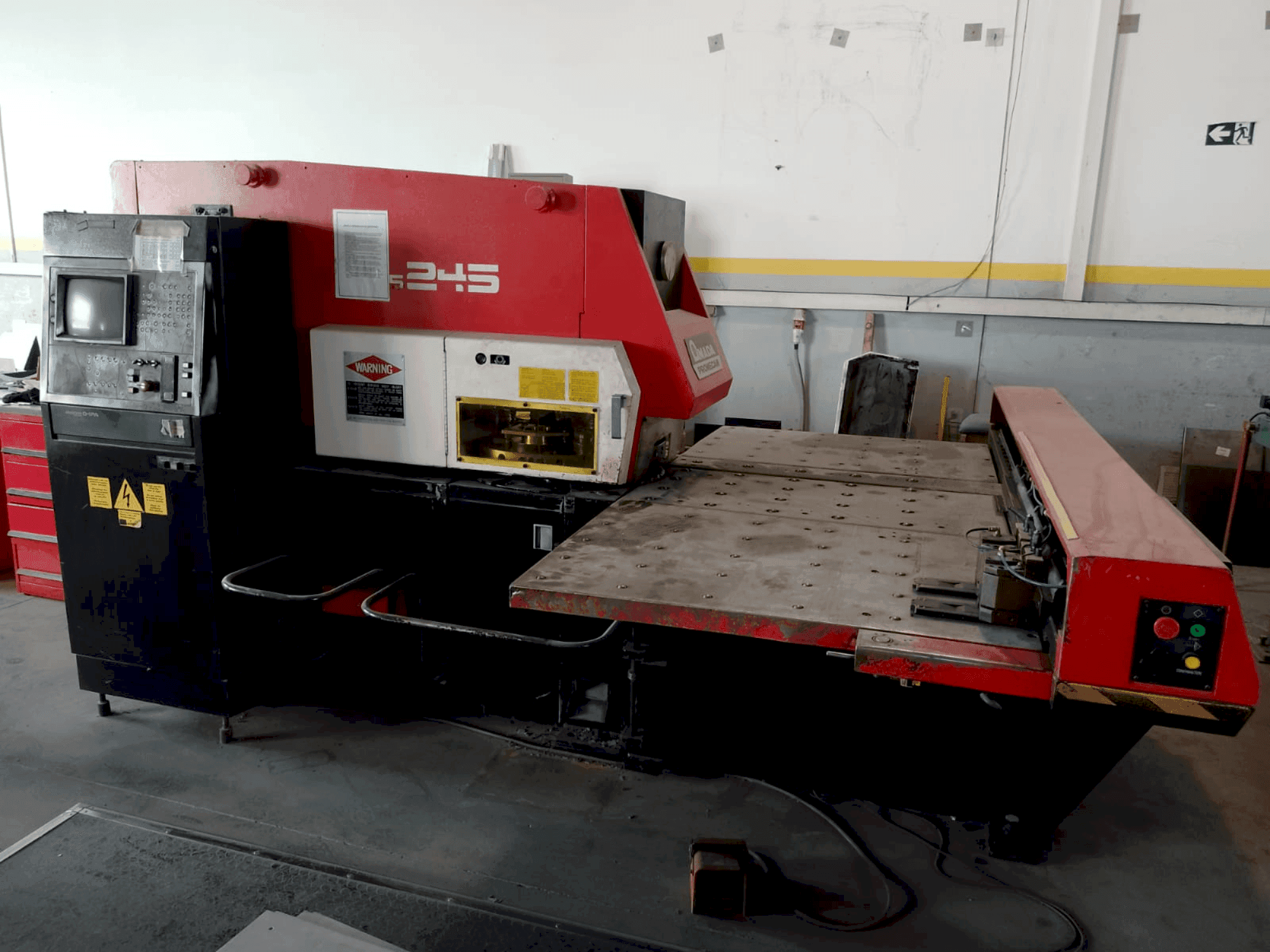 AMADA aries 245-maskinen framifrån