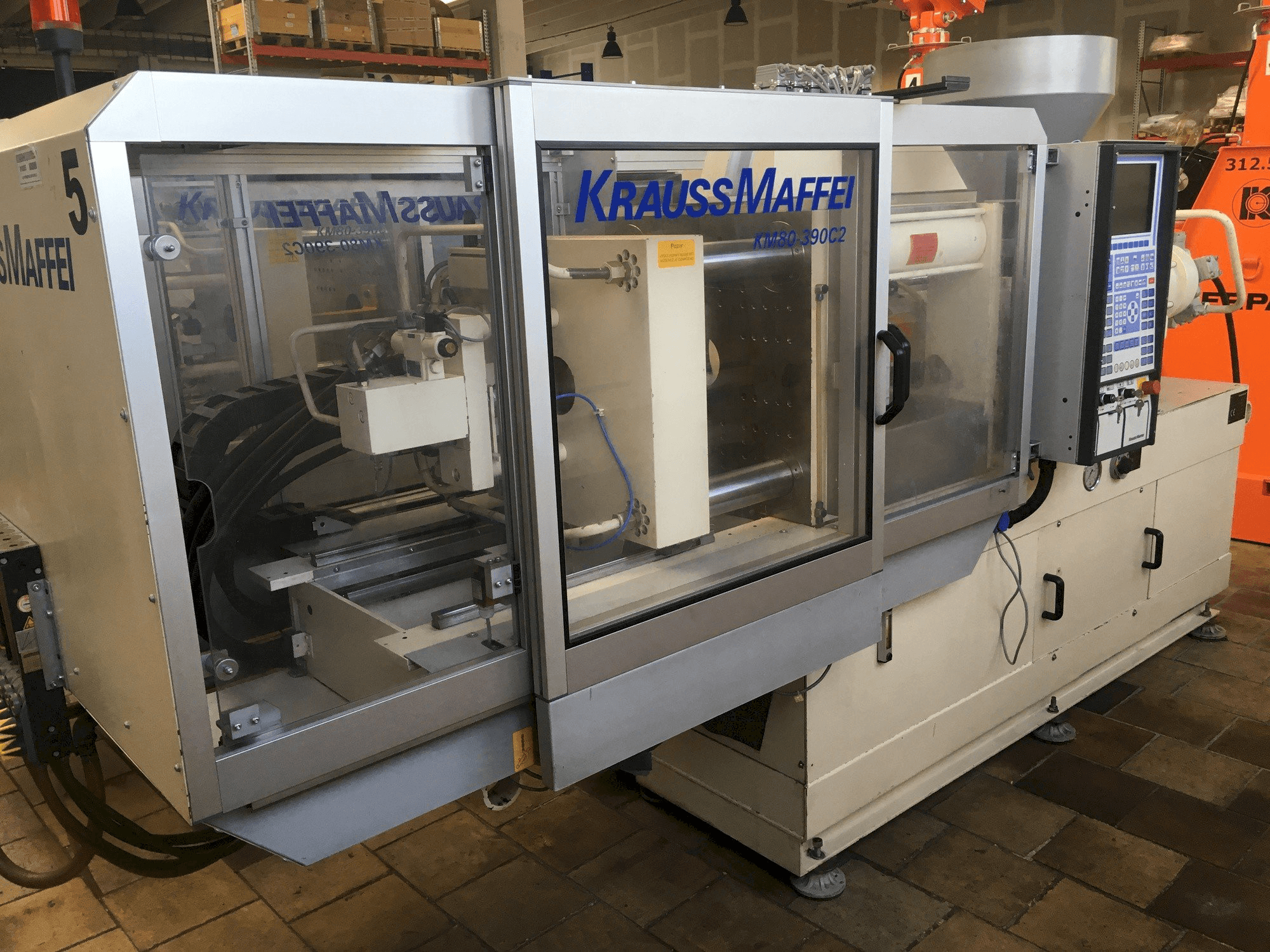 Krauss Maffei 80/390 C2-maskinen framifrån