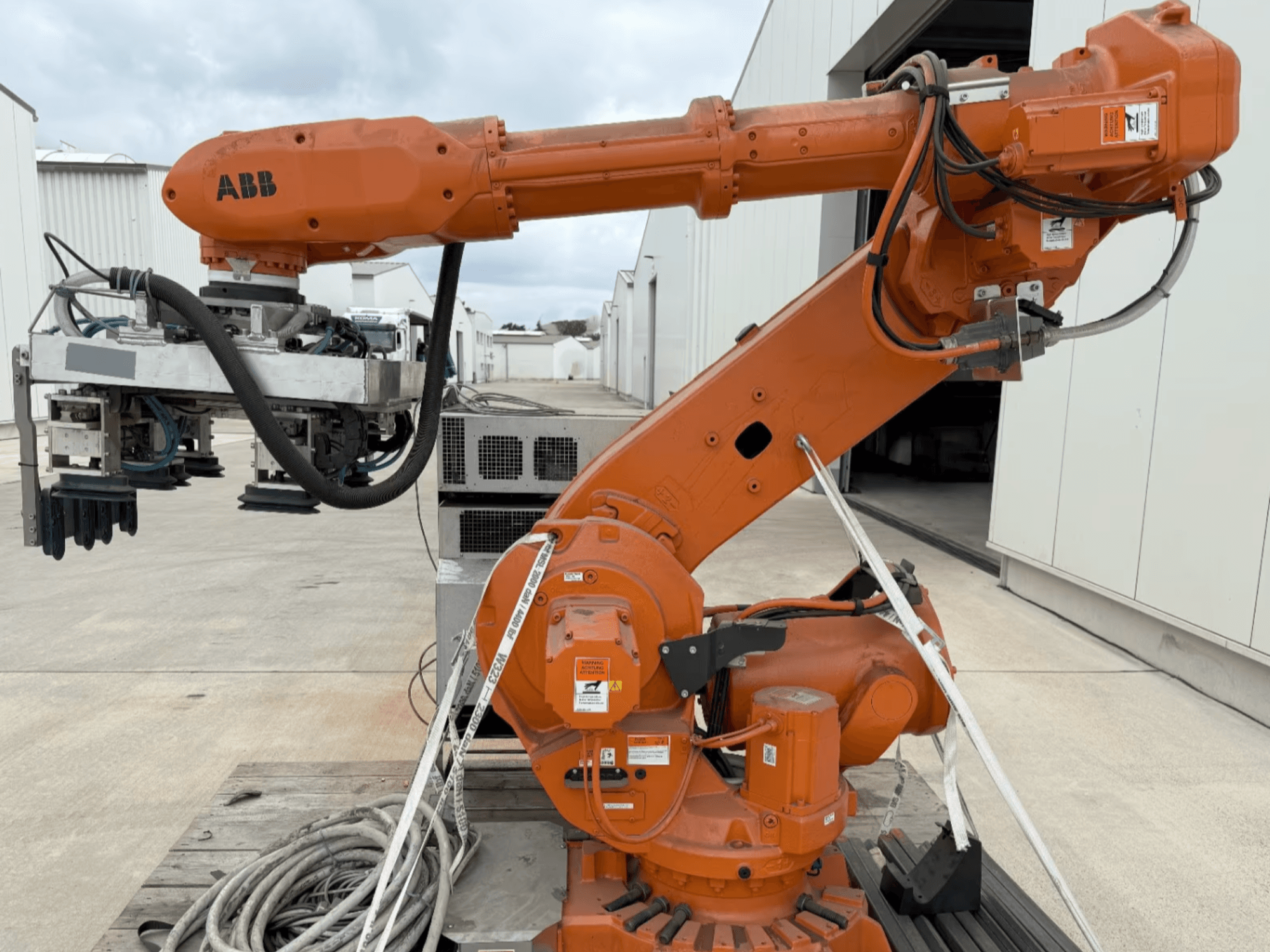 ABB RB 6600-130/3.2 robotarm i sidovy, med en orange robotarm med gripartillsats och synliga kablar.