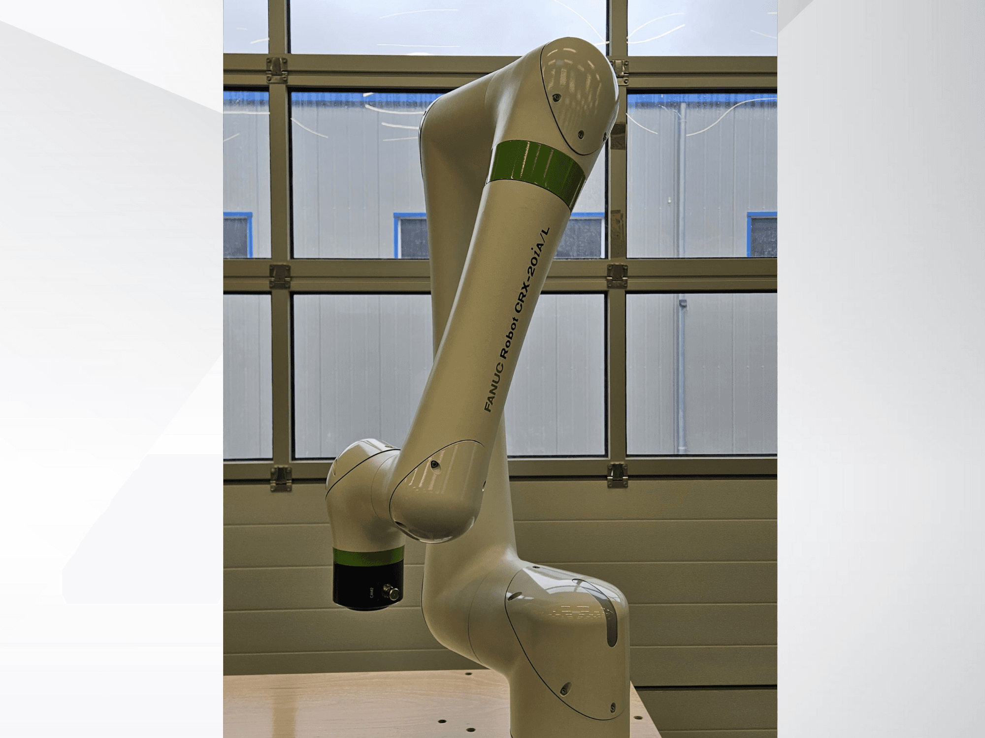 FRANKA ROBOT CRX-20A/L, vy från sidan, visar den ledade armen och den gröna och svarta gripeffektorn.