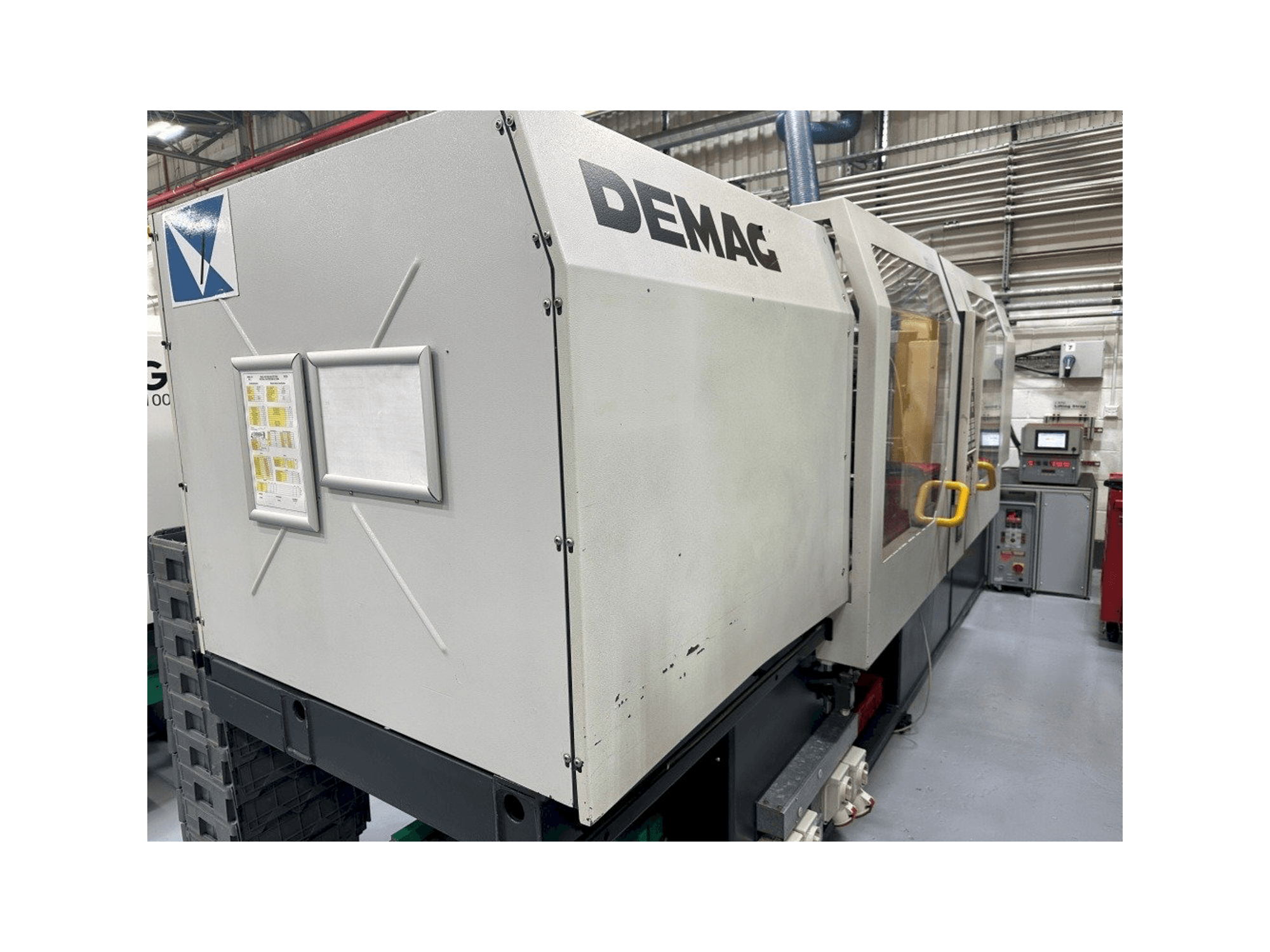 DEMAG Ergotech System 1100-200-maskinen sedd från vänster sida