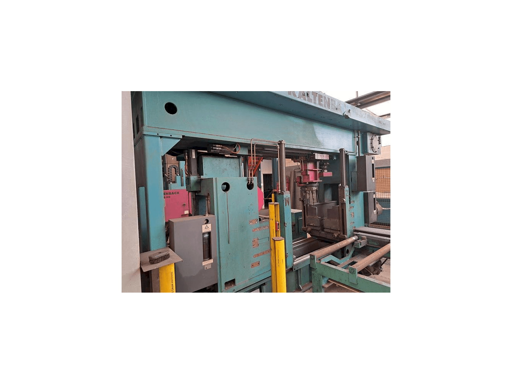 KALTENBACH KDX5 1015-maskinen sedd från vänster sida