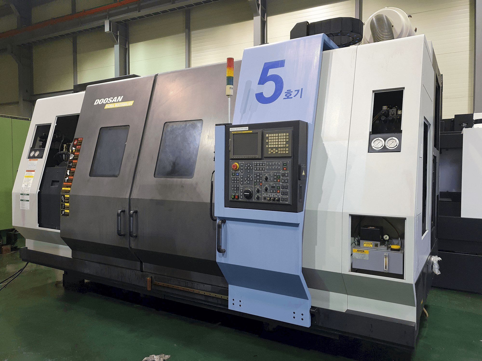 Doosan Puma MX2500LST-maskinen framifrån