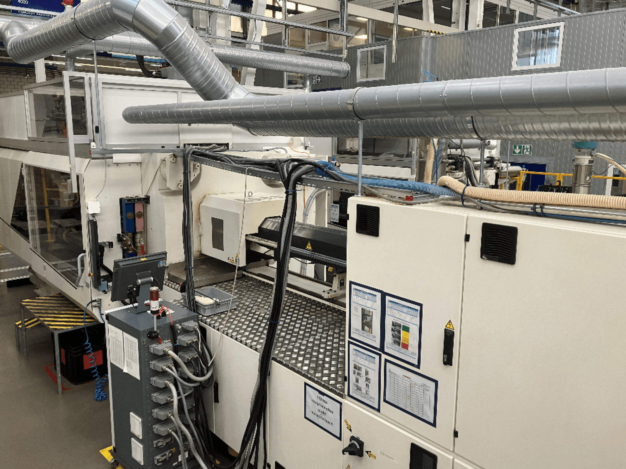 Industrimaskiner med omfattande rör-, kontrollpanel- och bruksanvisningar, sett från ett uppifrån och ned-perspektiv.