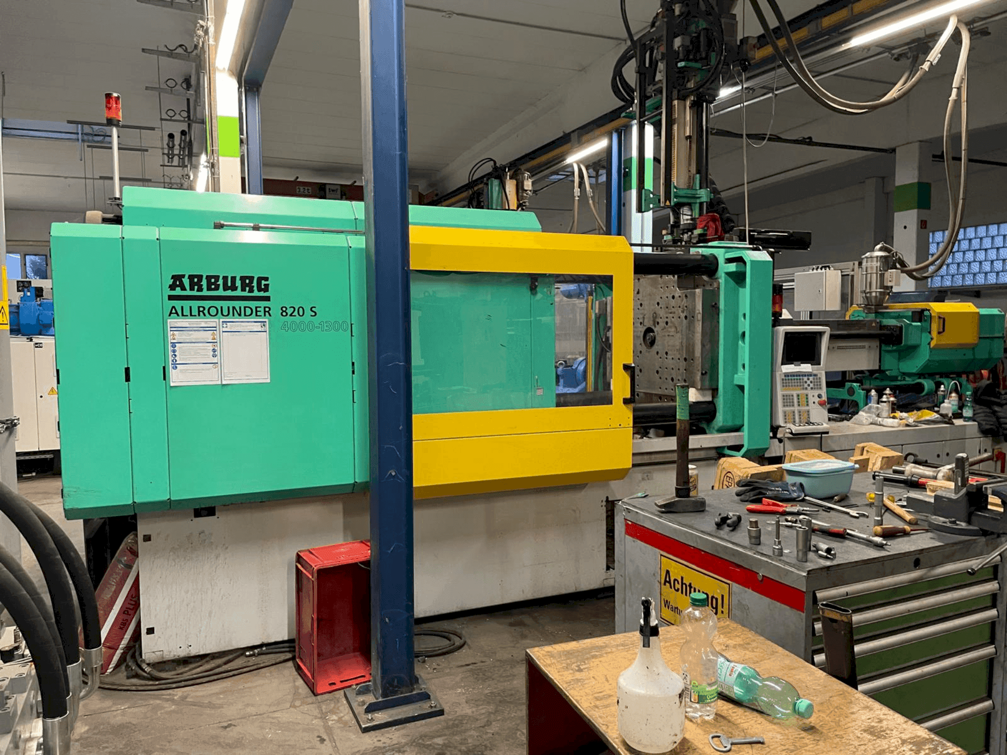 Arburg Allrounder 820 S 4000-1300/350-maskinen framifrån