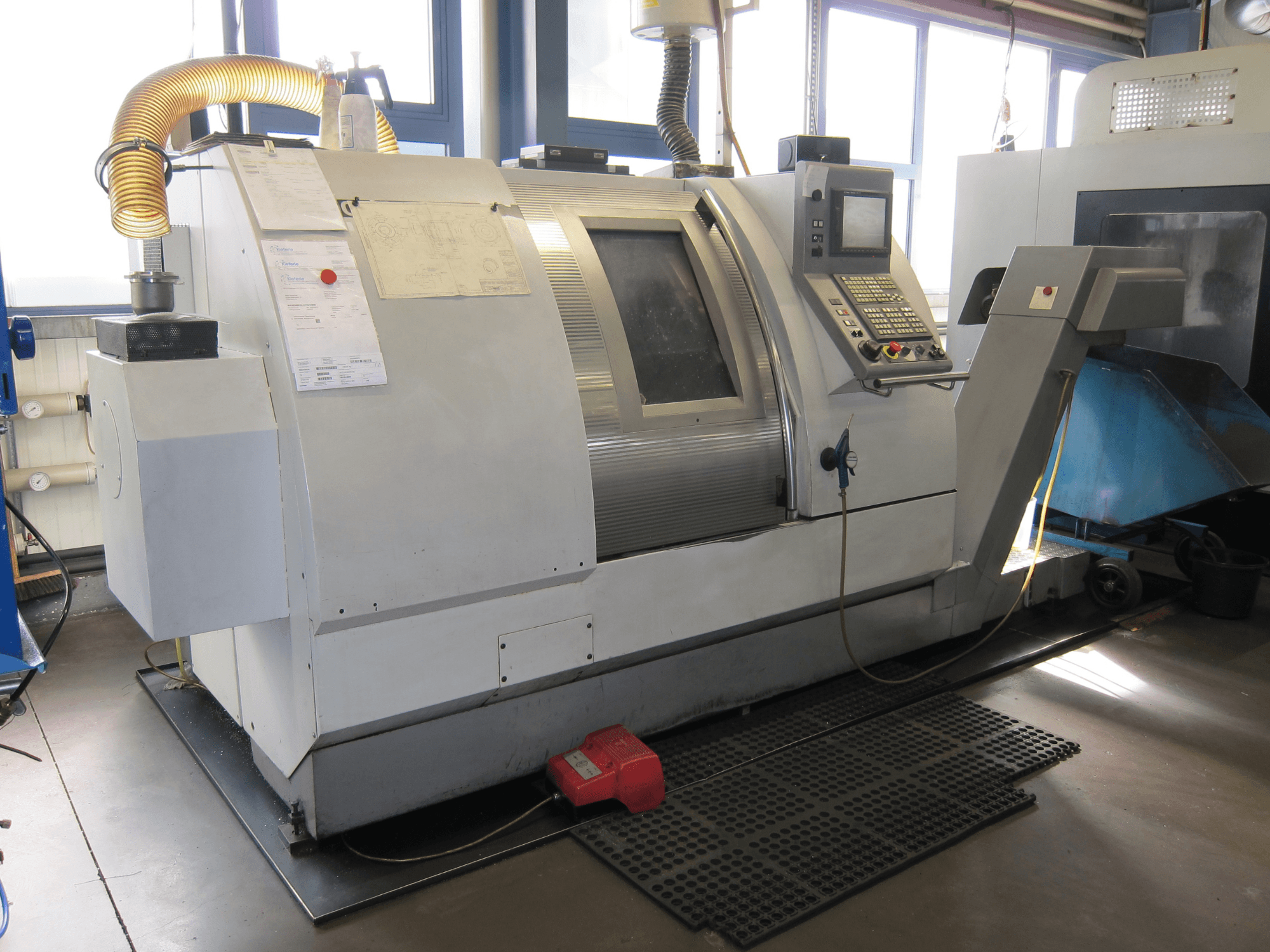 Gildemeister CTX 400 Serie 2 horisontell svarv, sidovy, visar kontrollpanel och driftsfunktioner.