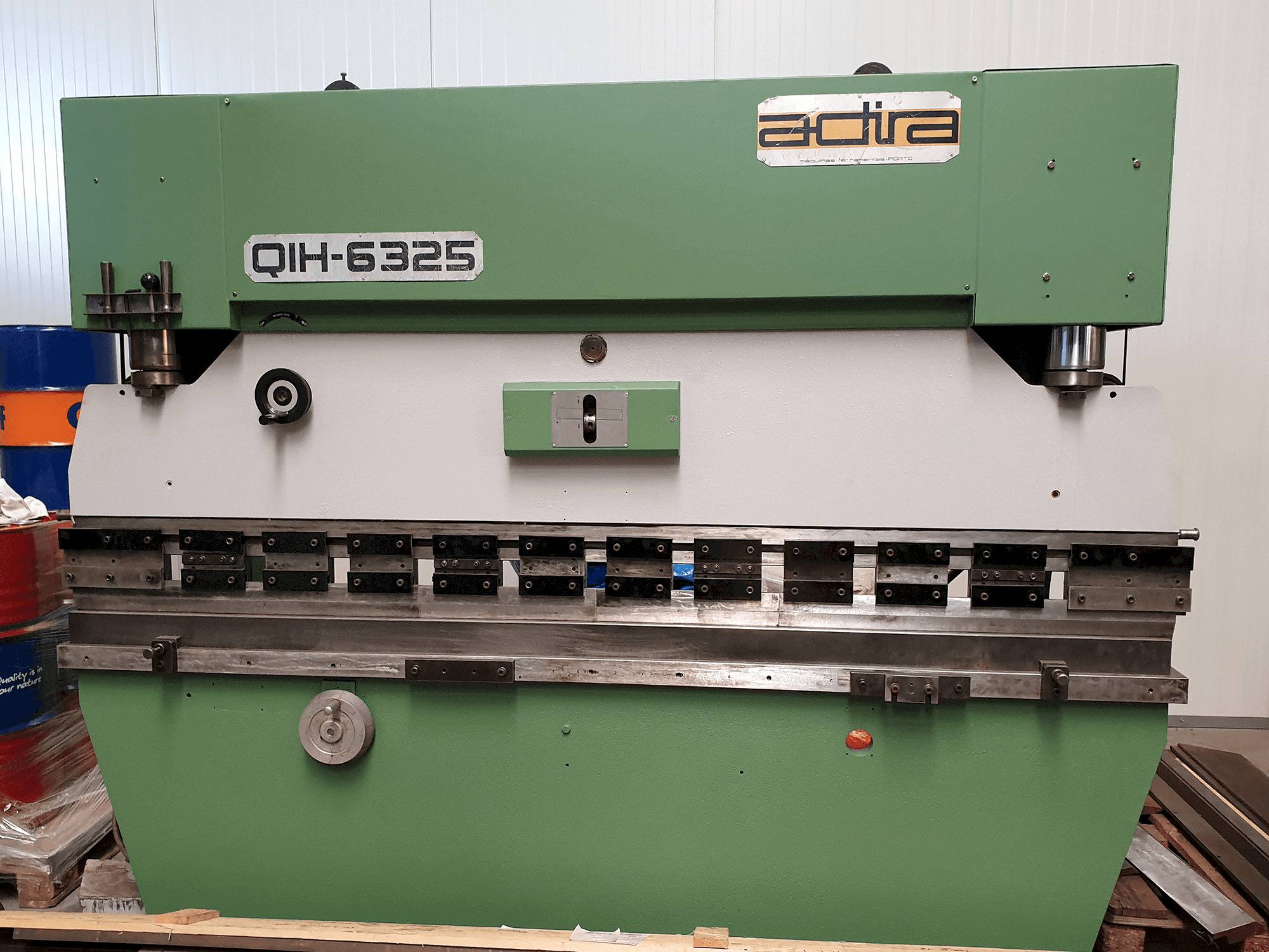 ADIRA-maskinen framifrånQIH 6325