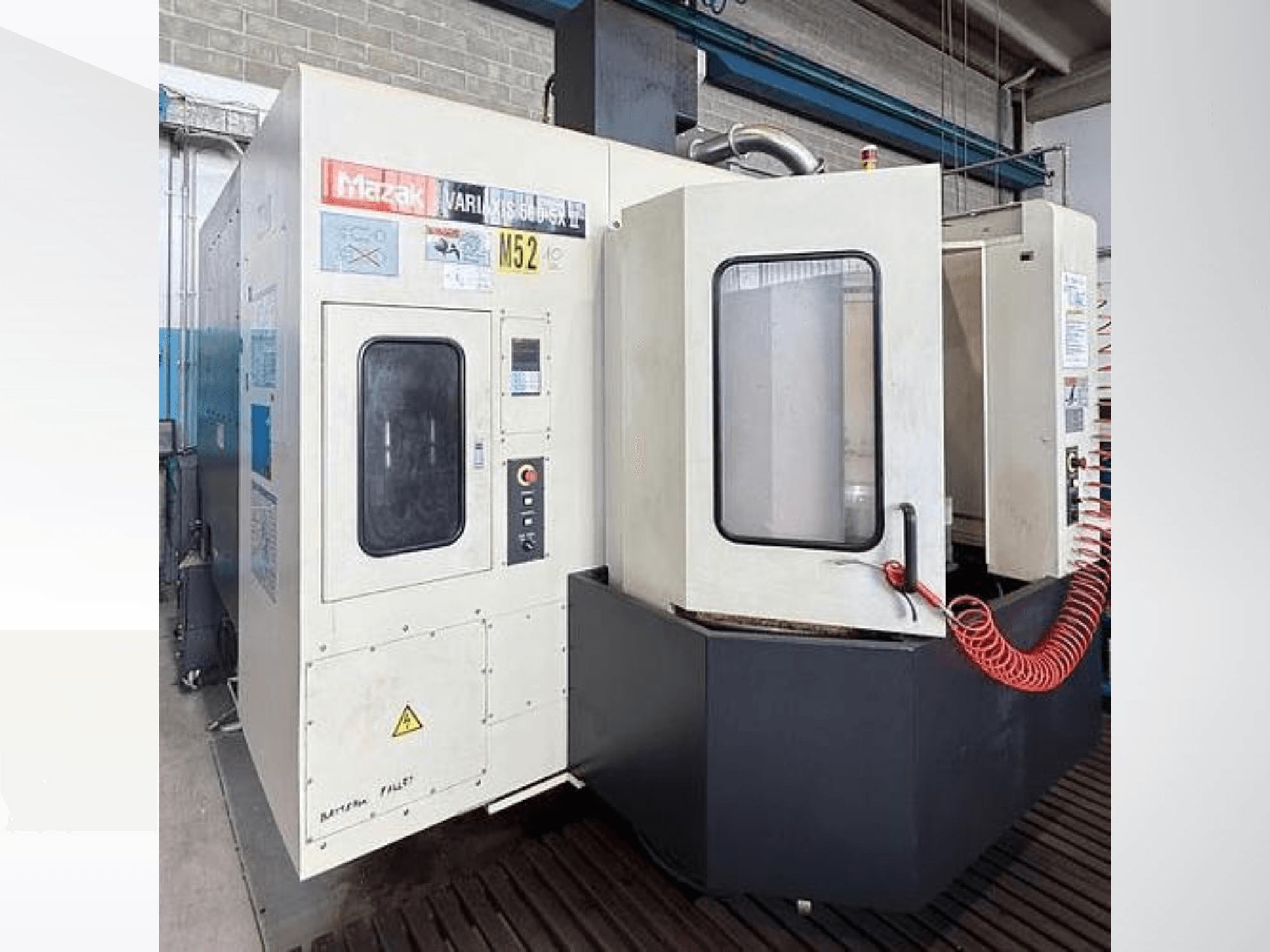 Mazak VARIAXIS500-5XII vertikalt bearbetningscenter, framifrån; med kontrollpanel och insynsfönster.