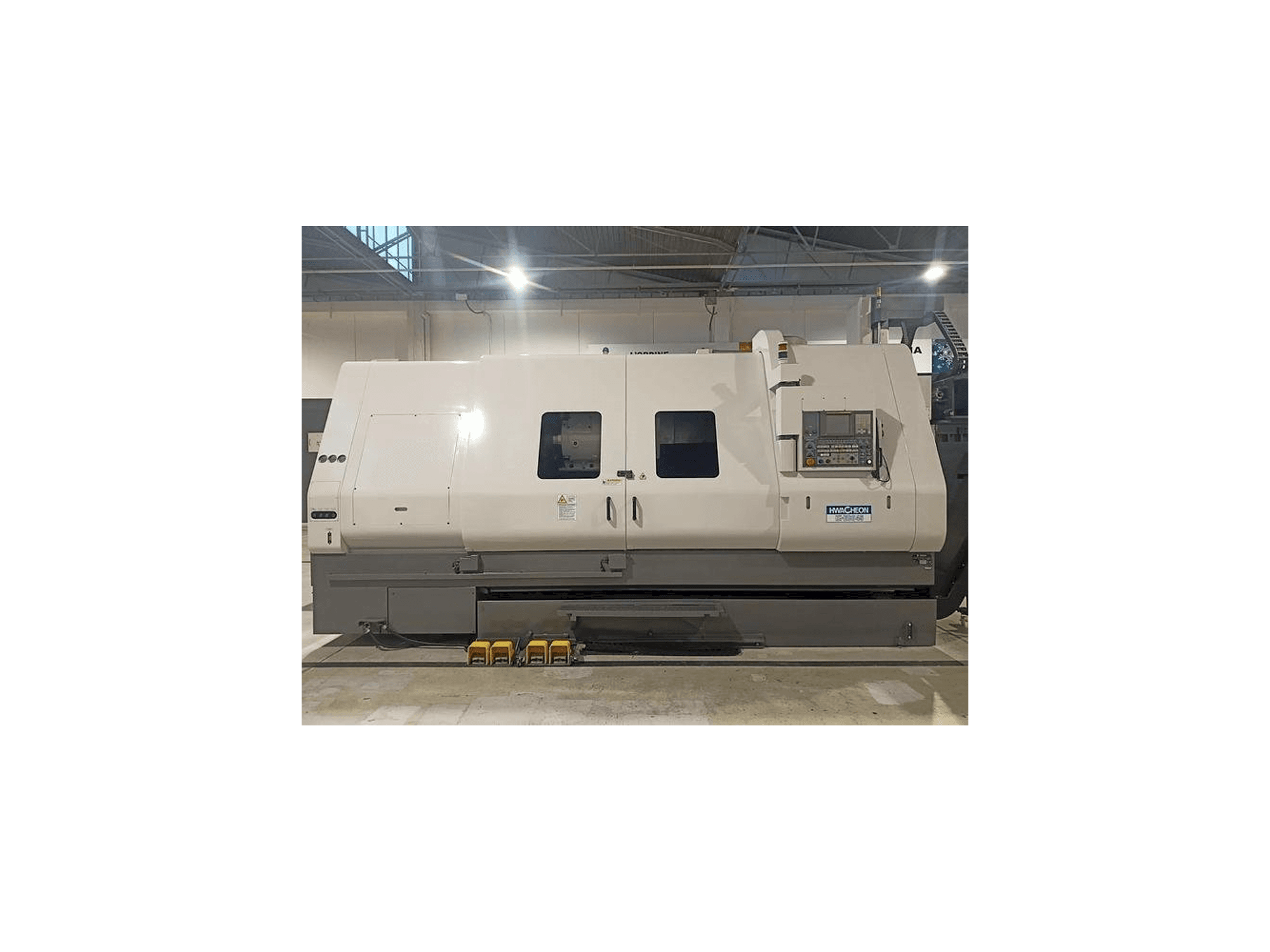 HWACHEON HI-ECO 45-maskinen framifrån