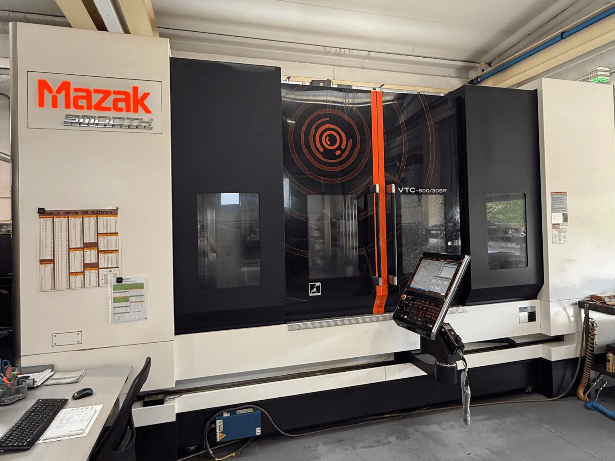 Mazak VTC-800/30SR vertikalt bearbetningscenter, framifrån sett med kontrollpanel, display och arbetsområde.