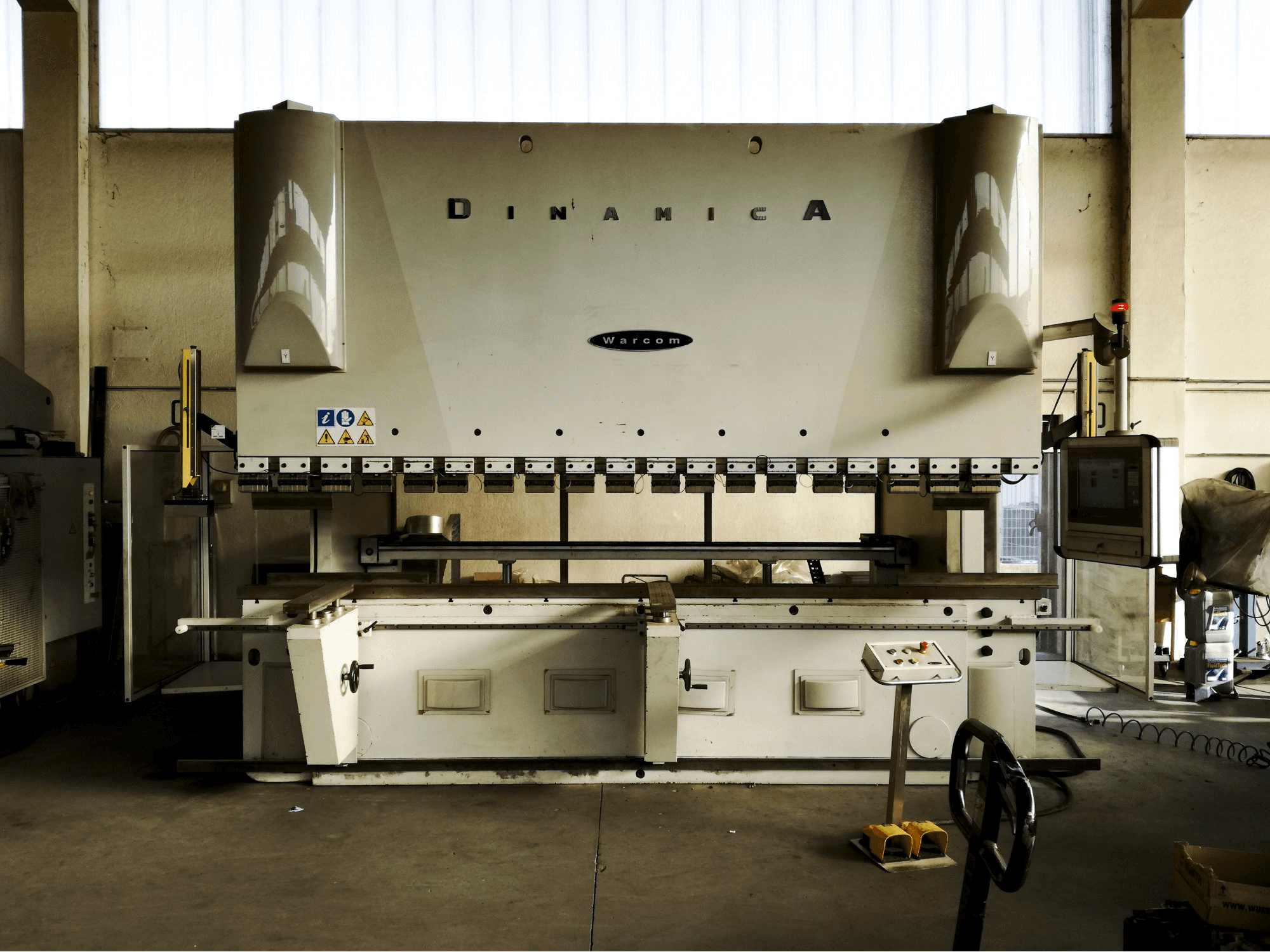 Warcom-maskinen framifrånDINAMICA 320·40