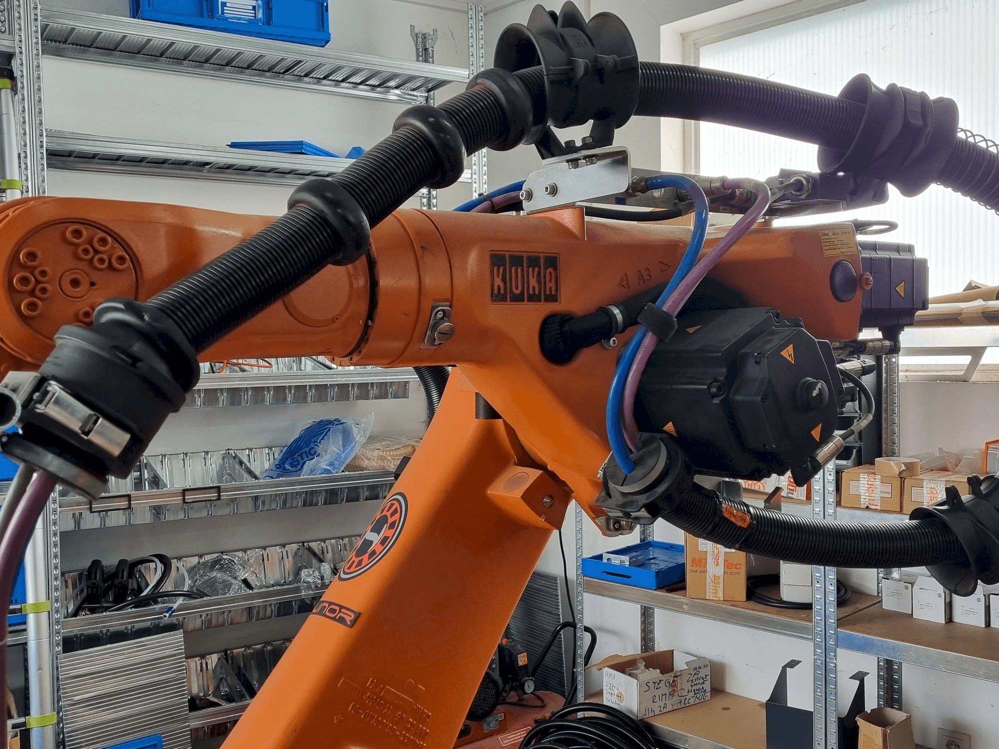 KUKA KR60 HA - KRC2ed05-maskinen framifrån