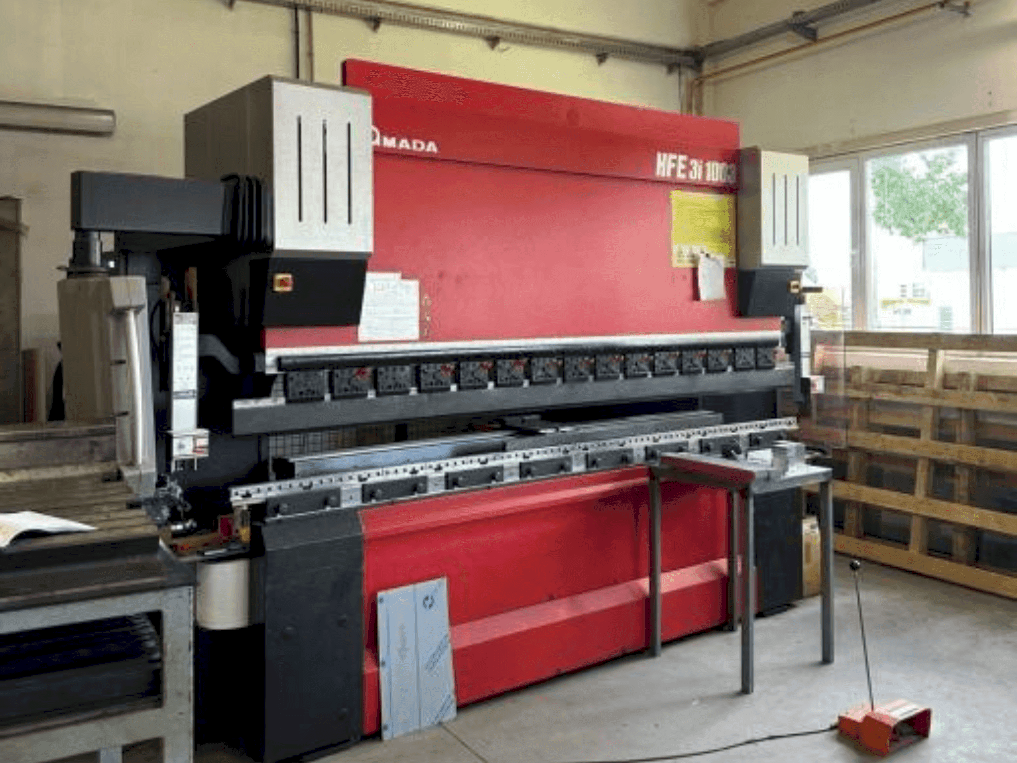 AMADA HFE 3i 1003-maskinen framifrån