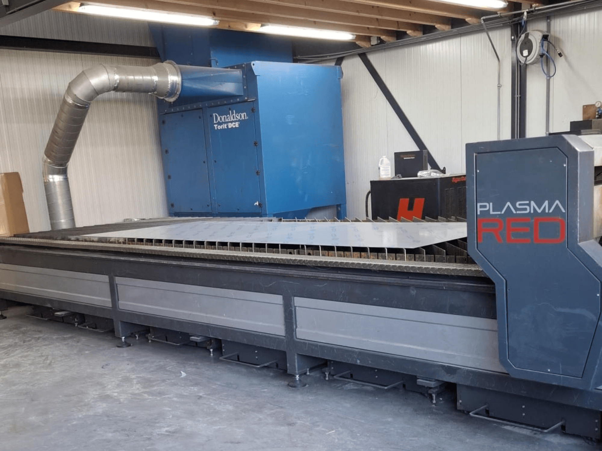 SOITAAB Plasmatech-Red plasmaskärmaskin framifrån, med ett brett skärbord och avgassystem.