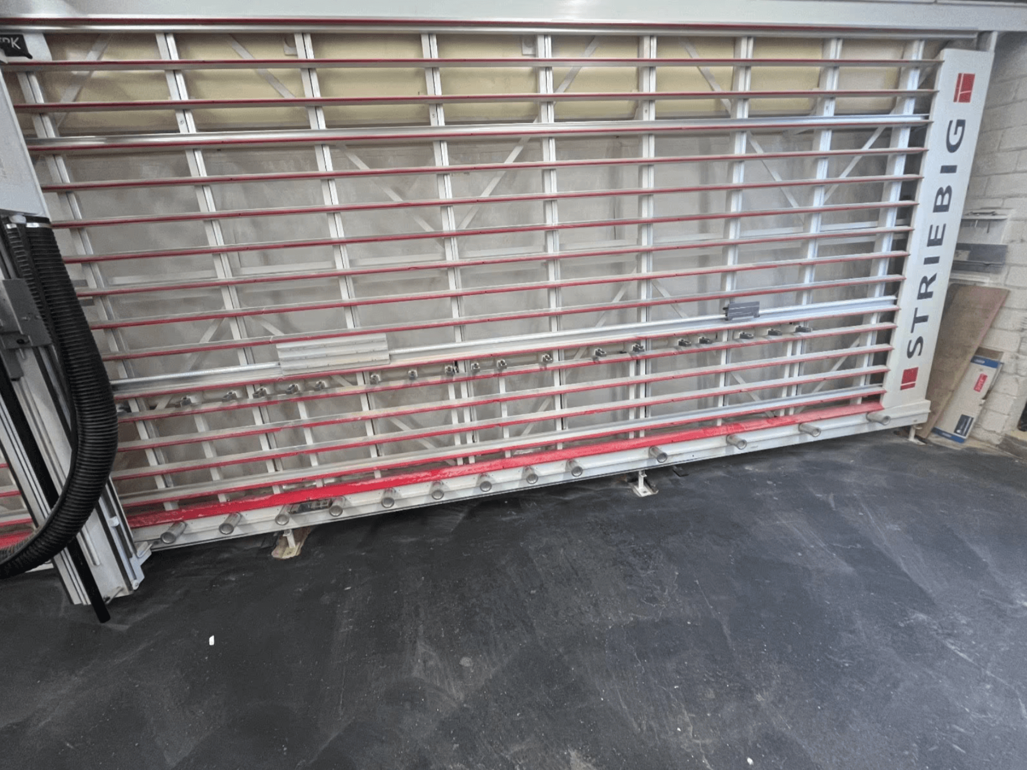 STRIEBIG Standart II TKR 6220A panelsåg sedd framifrån; har en metallram med röda skenor och kapkomponenter.