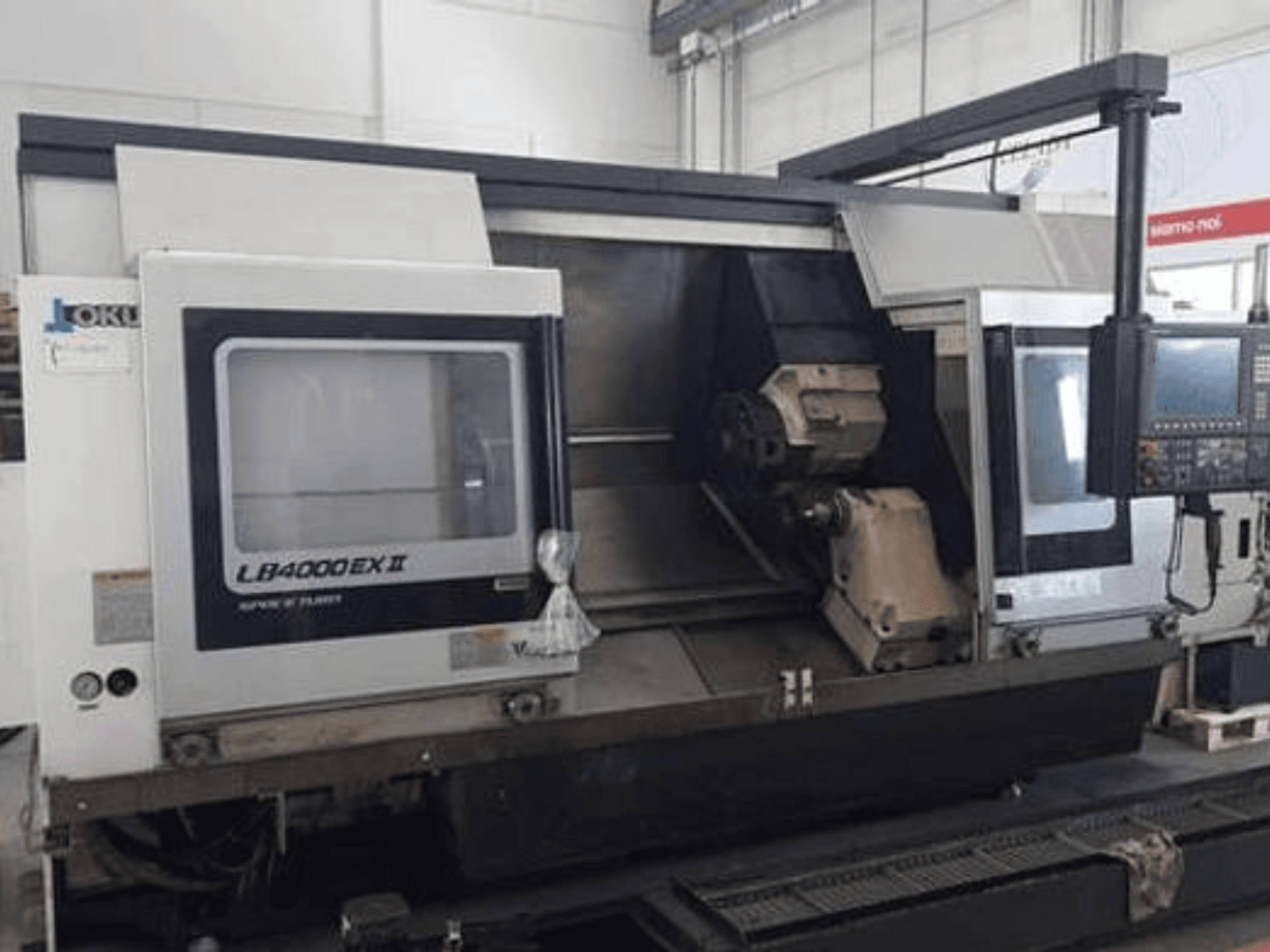 LATHES LB4000EX II från JOKI, frontvy som visar kontrollpanel, spindel och arbetsområde för precisionsbearbetning.