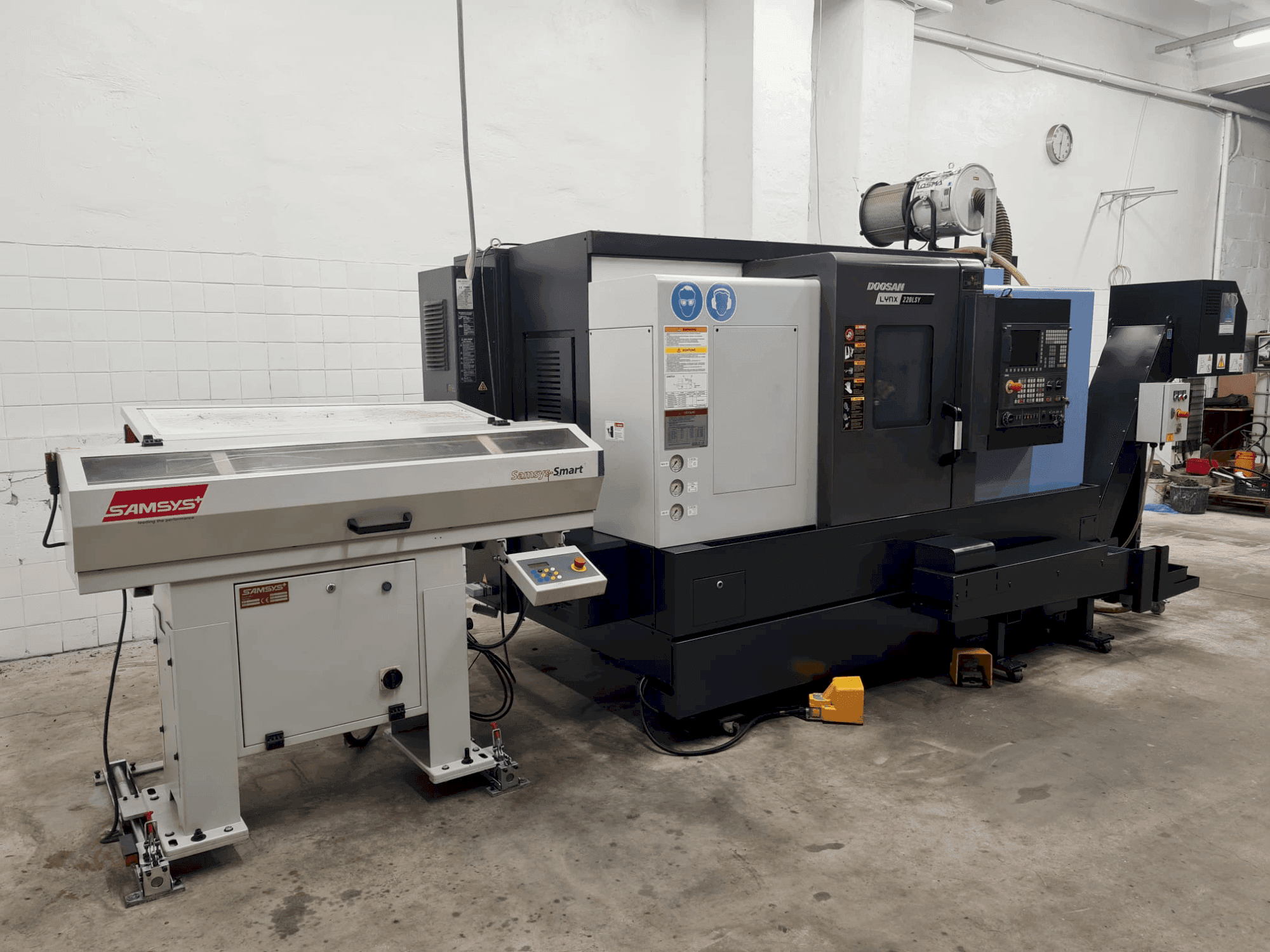DOOSAN LYNX 220 LSYC-maskinen framifrån